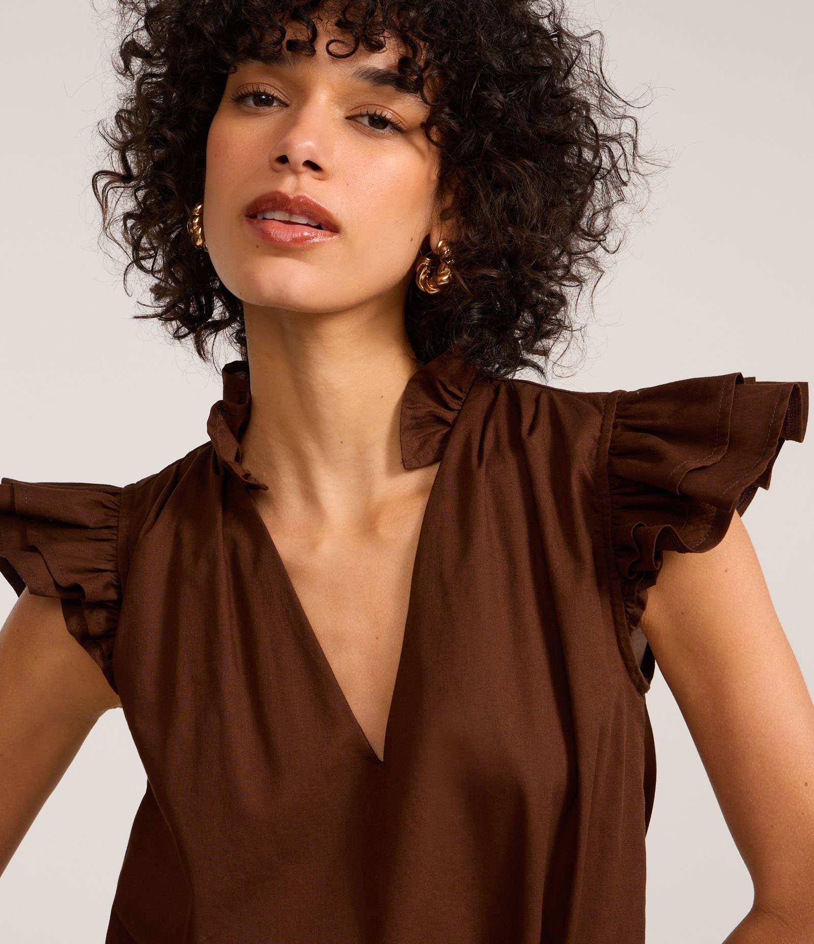 Blusa em Tricoline com Manga Borboleta e Decote em V com Gola Alta Marrom 3