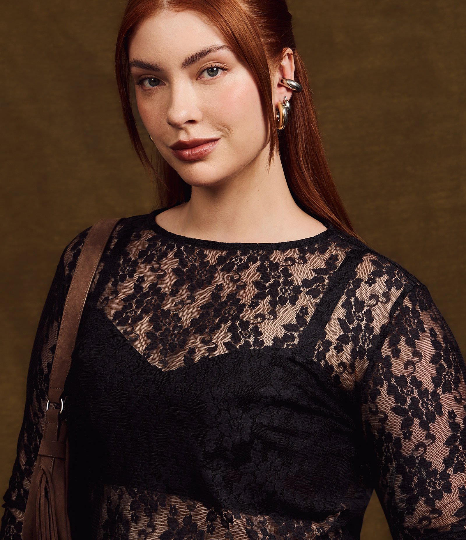 Blusa em Renda Floral com Transparência e Manga Longa Curve & Plus Size Preto 4