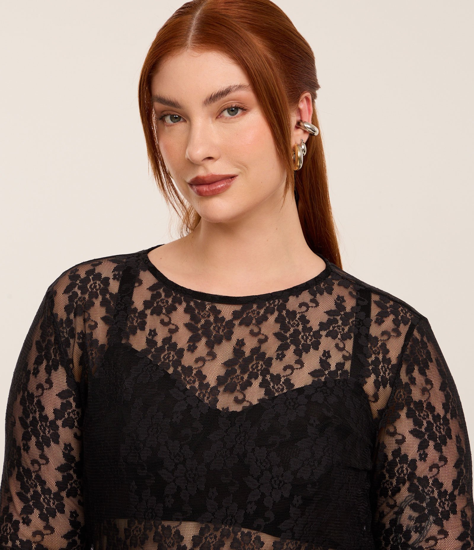 Blusa em Renda Floral com Transparência e Manga Longa Curve & Plus Size Preto 5