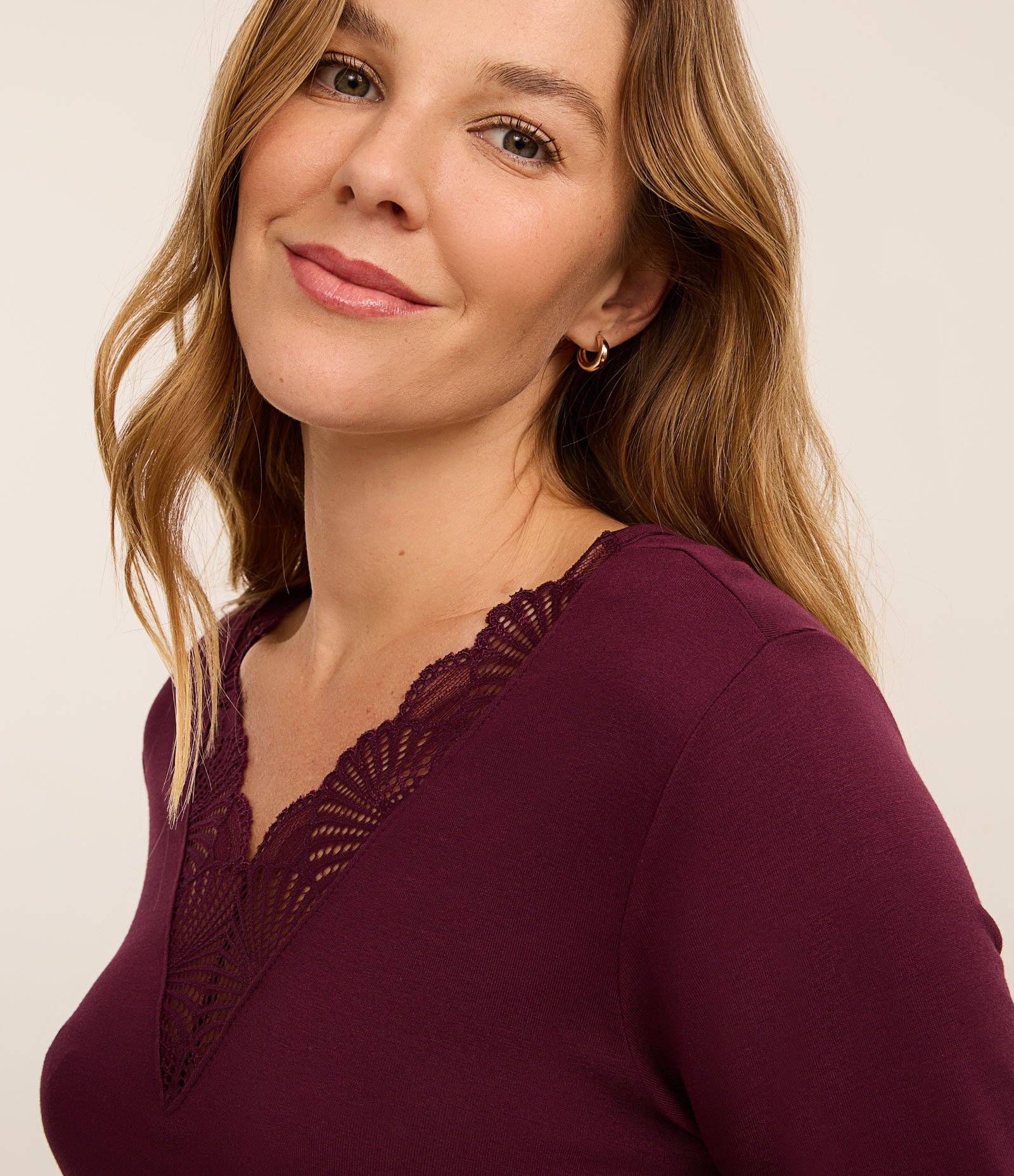 Camisola de Viscose com Decote V em Renda Roxo 2