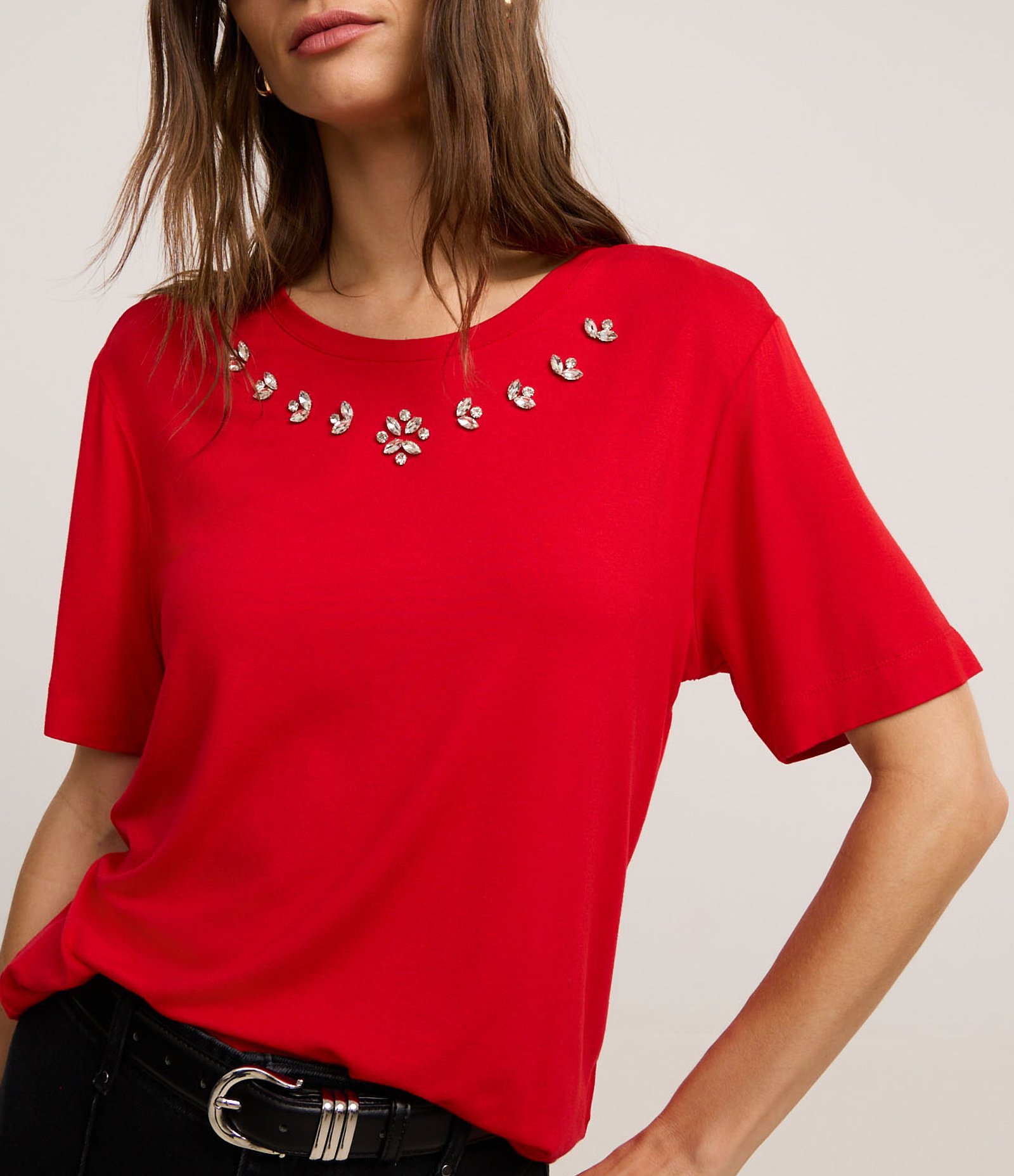 Camiseta T-shirt em Viscose com Aplicação de Strass Vermelho 3