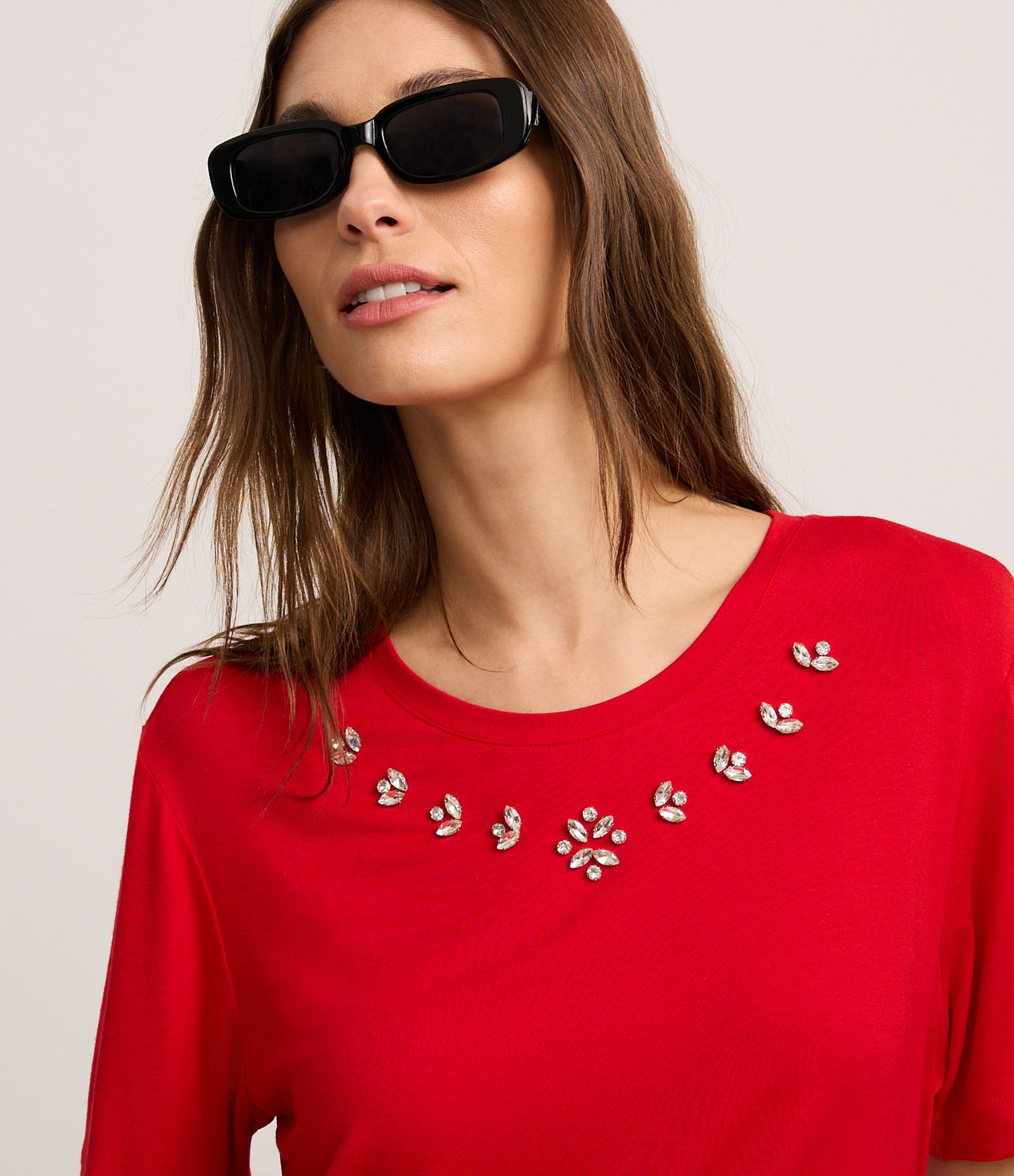 Camiseta T-shirt em Viscose com Aplicação de Strass Vermelho 4