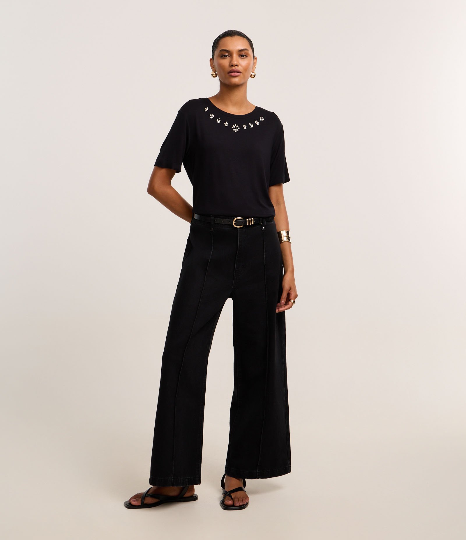 Camiseta T-Shirt em Viscose com Aplicação de Strass Preto 2