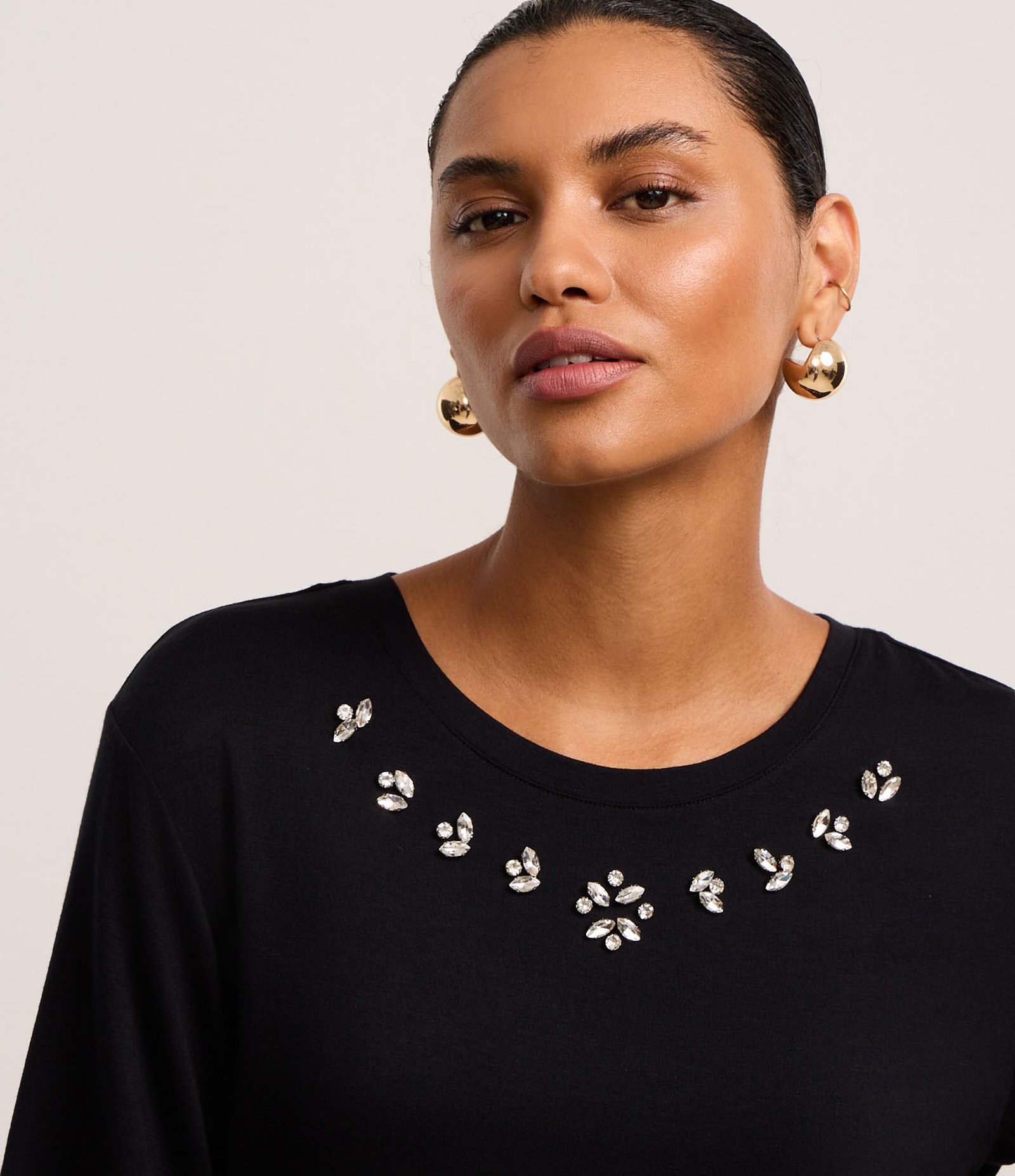 Camiseta T-Shirt em Viscose com Aplicação de Strass Preto 3