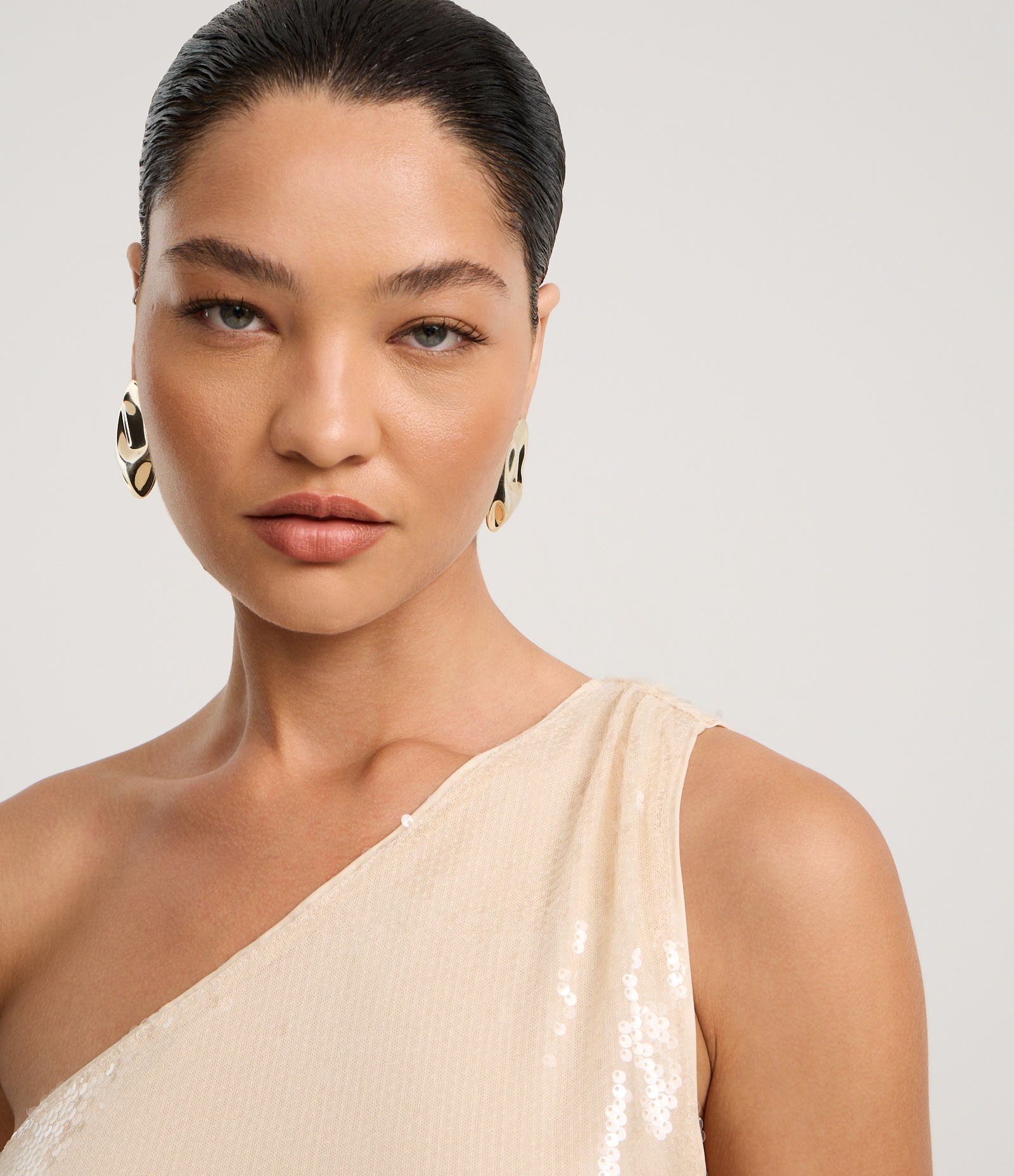 Blusa Ombro Só em Paetê Transparente e Franzido na Alça Bege 3