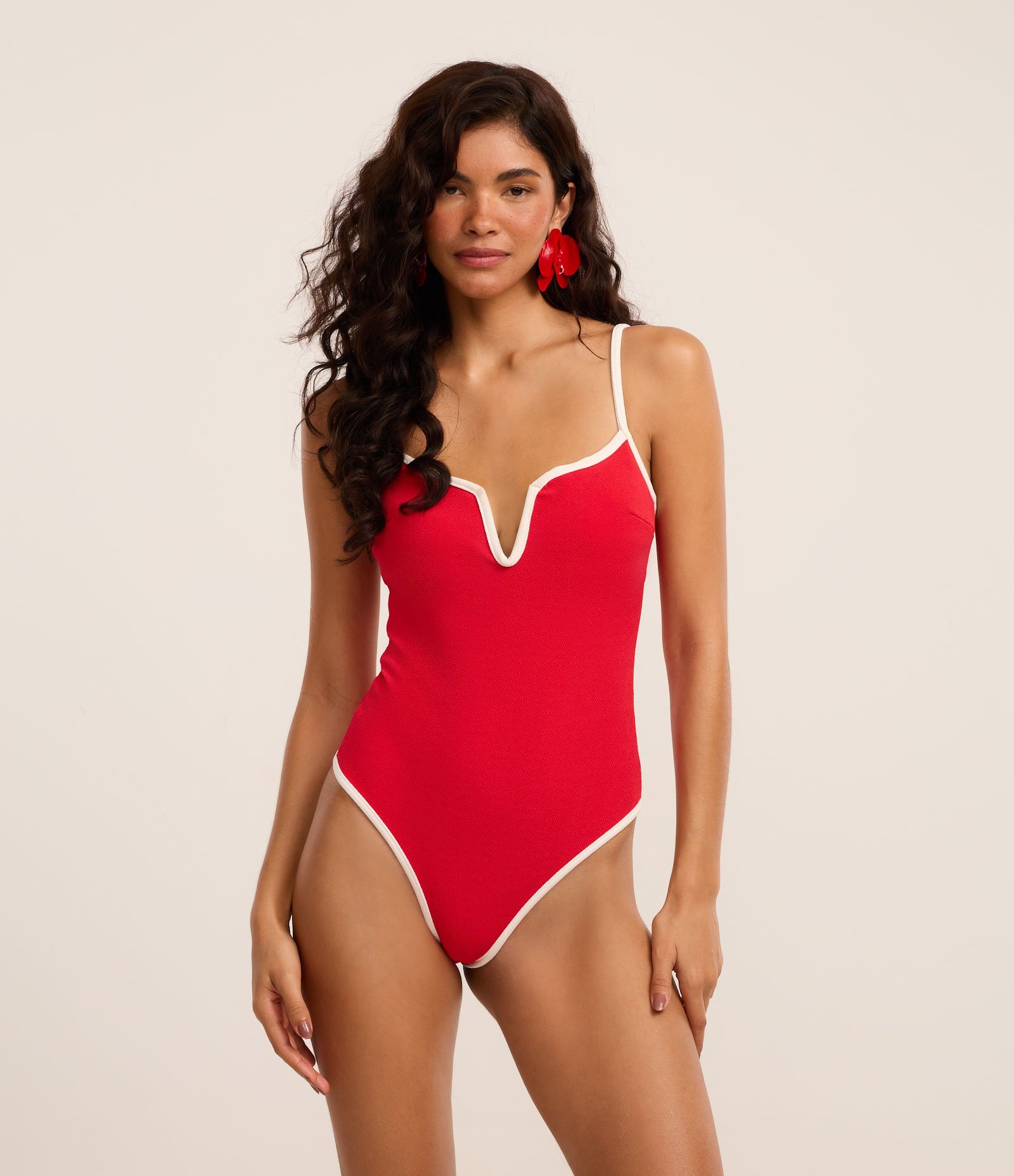 Maiô em Microfibra Texturizada com Decote V e Viés Contrastante Vermelho 1