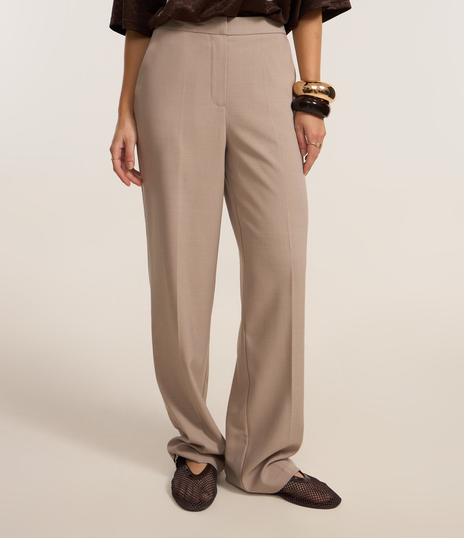 Calça Reta Alfaiatada em Crepe Bege 3