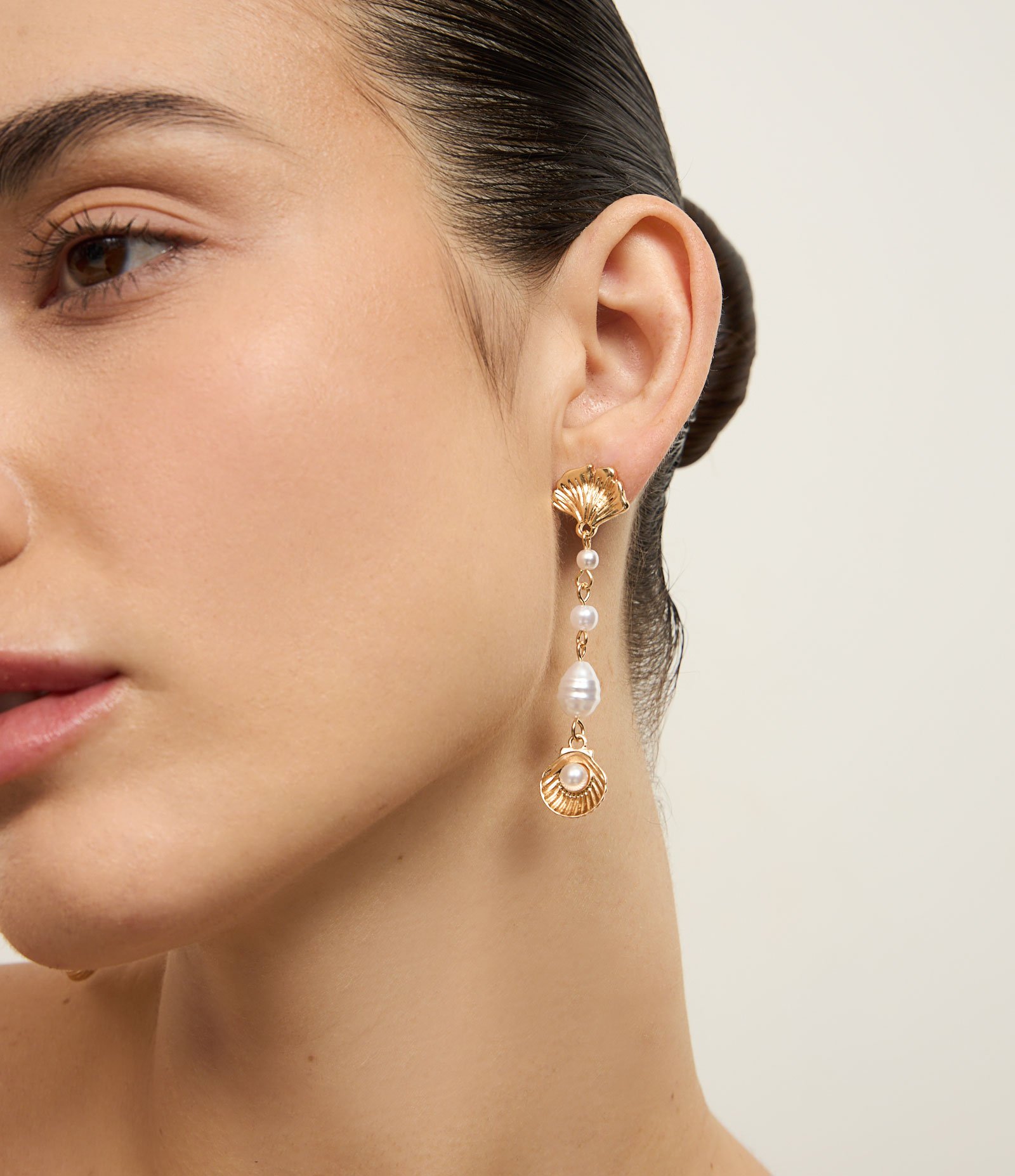 Brinco Fio com Pérola e Pingente de Concha em Banho Dourado Dourado 4