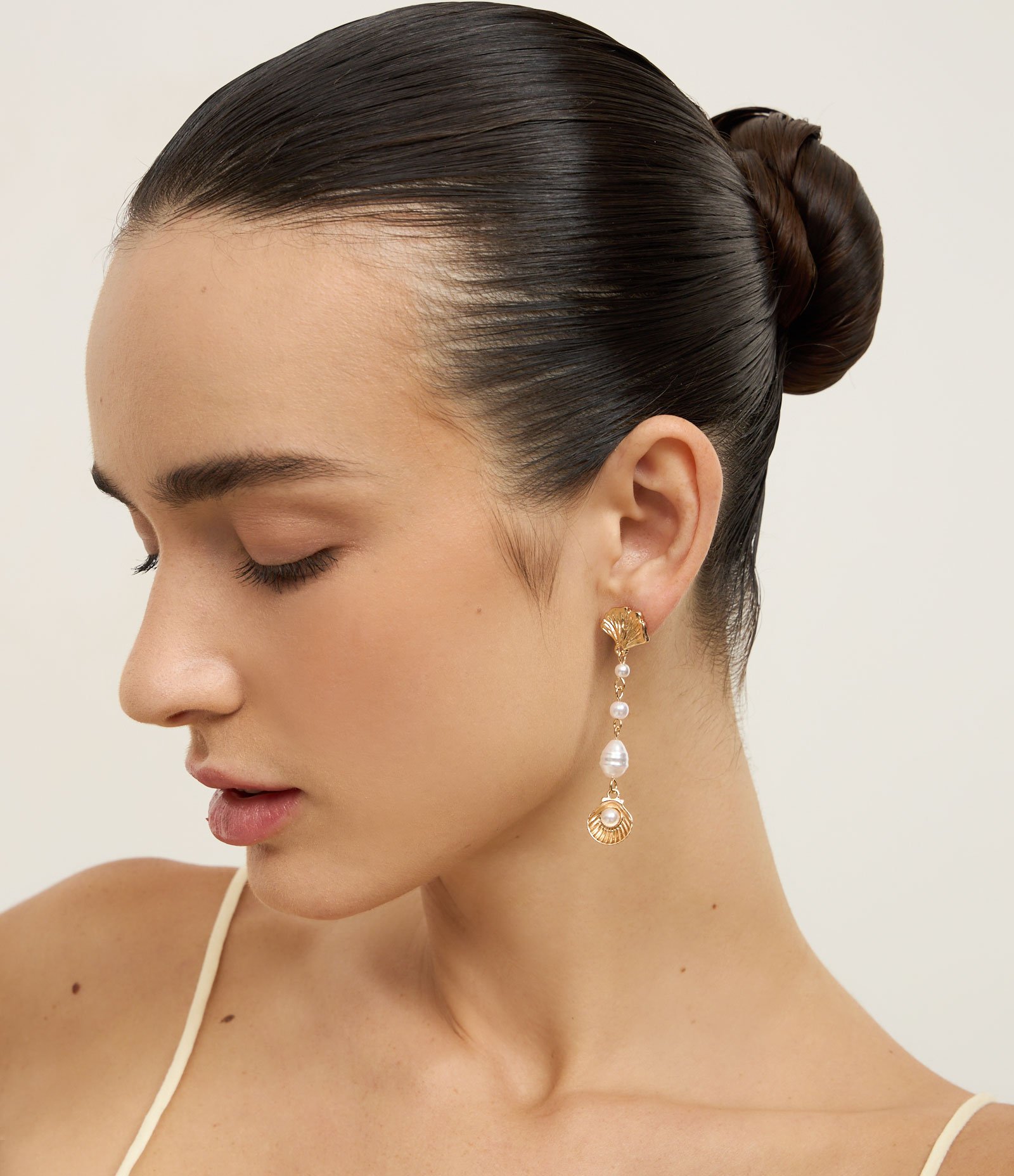 Brinco Fio com Pérola e Pingente de Concha em Banho Dourado Dourado 1