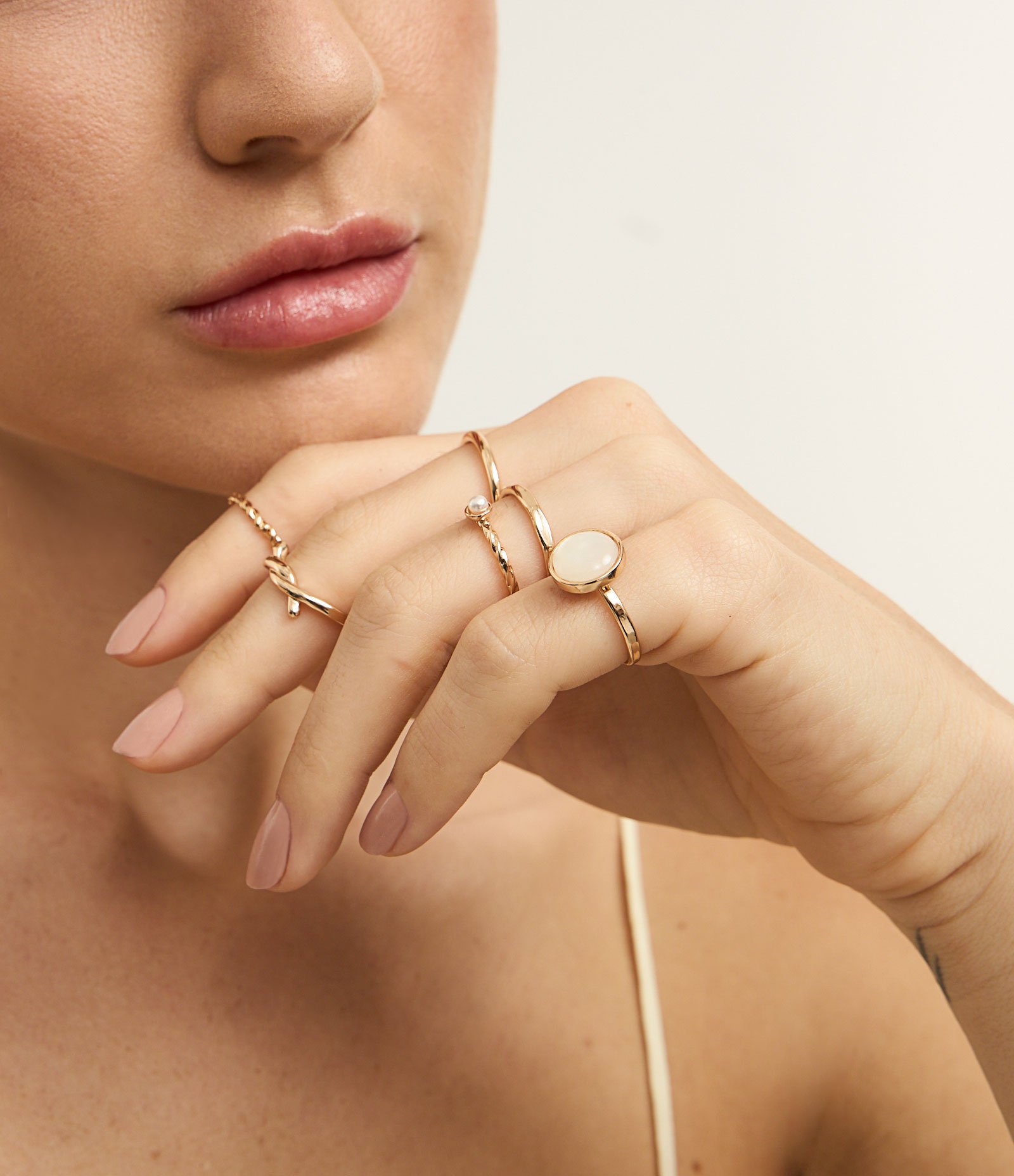 Kit 06 Anéis em Metal com Textura e Detalhe em Pérola Dourado 1