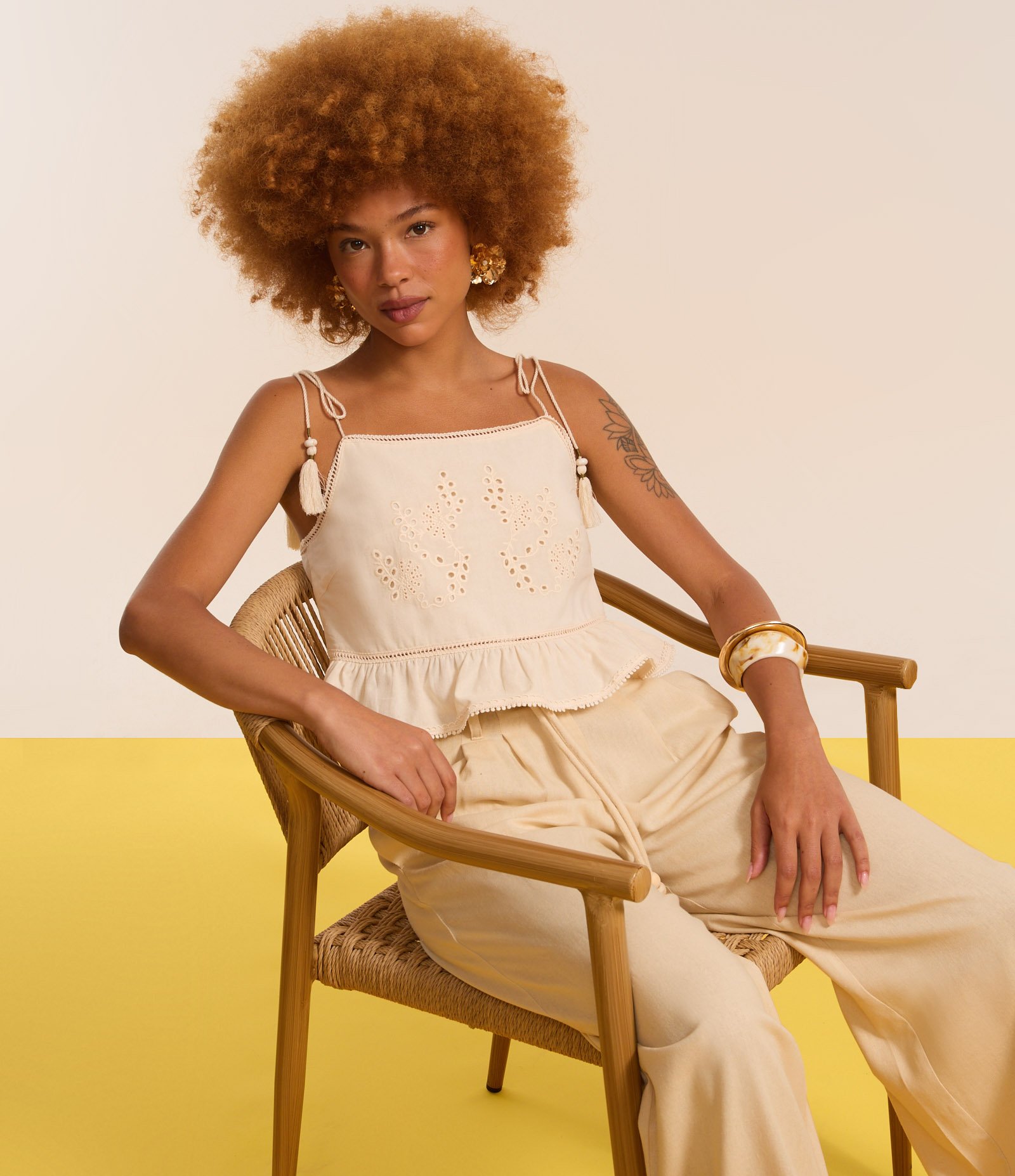 Blusa Curta com Babado e Bordado Bege 5