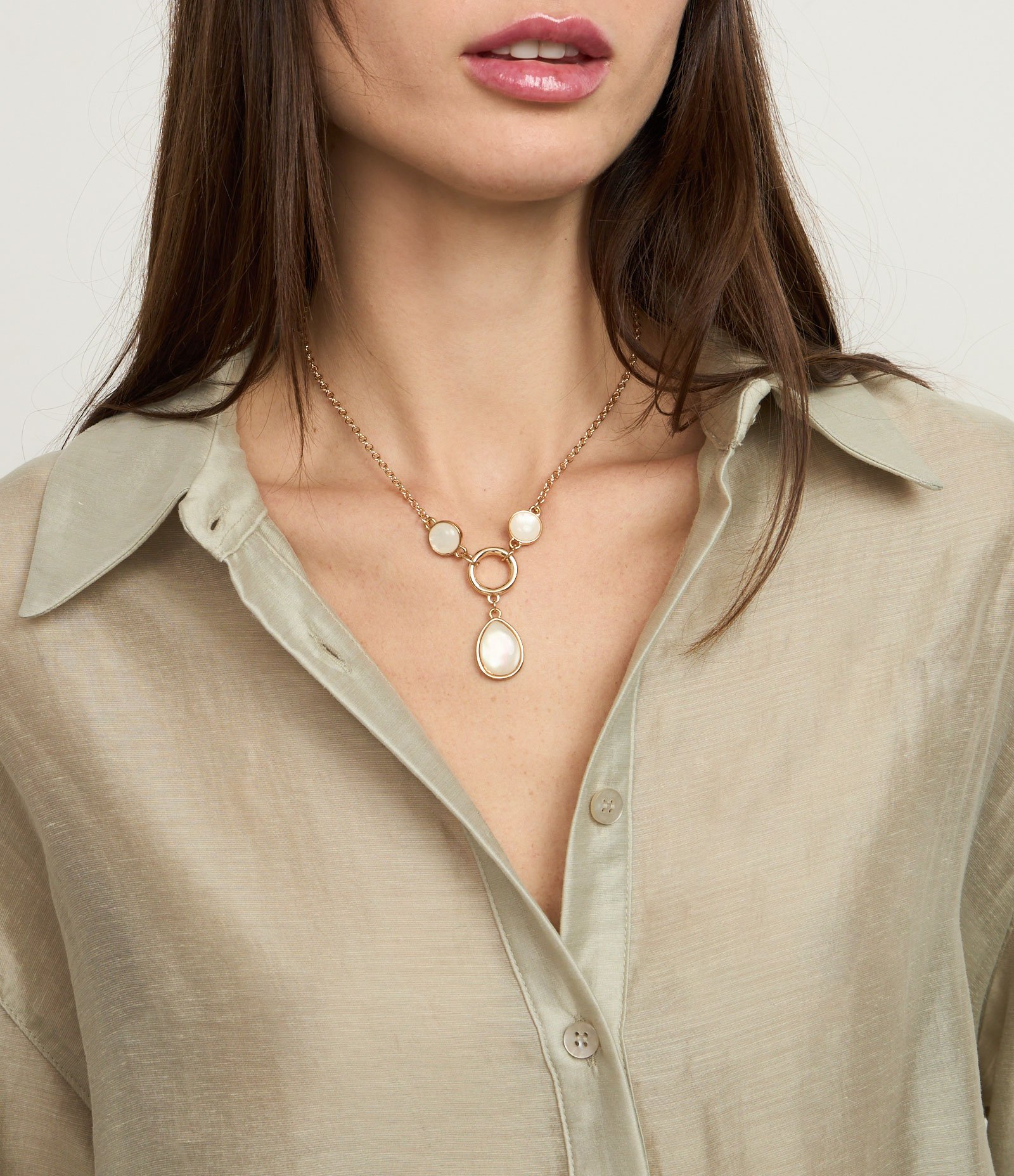 Colar Curto com Pingentes em Resina Dourado/Off White 1