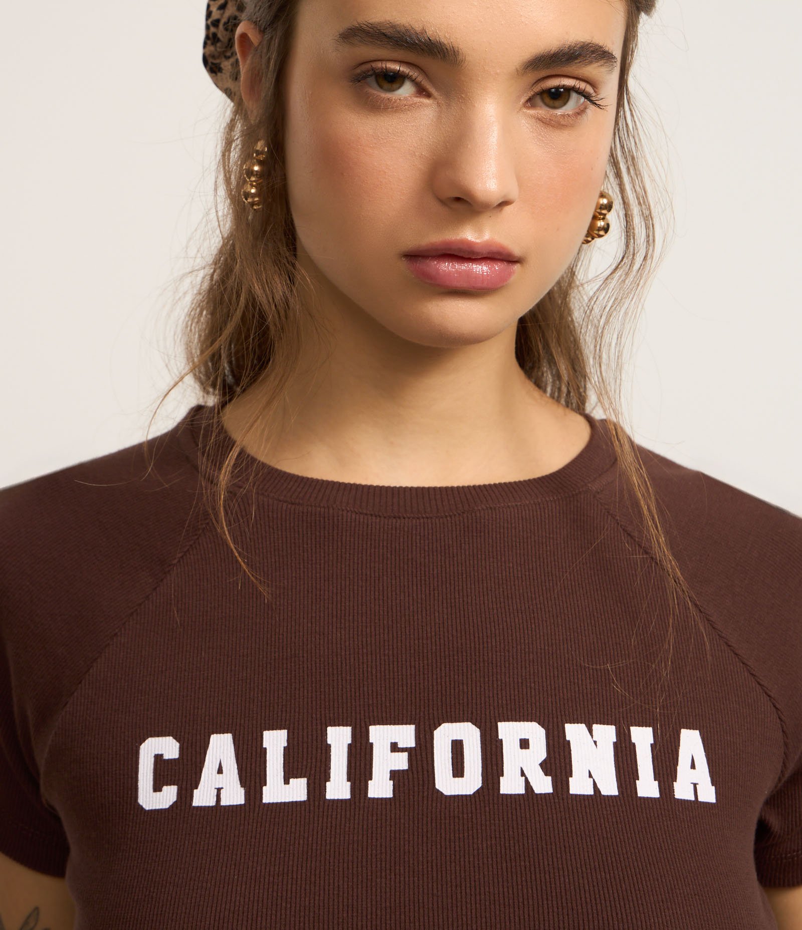 Blusa New T-shirt em Algodão com Lettering California Marrom 3