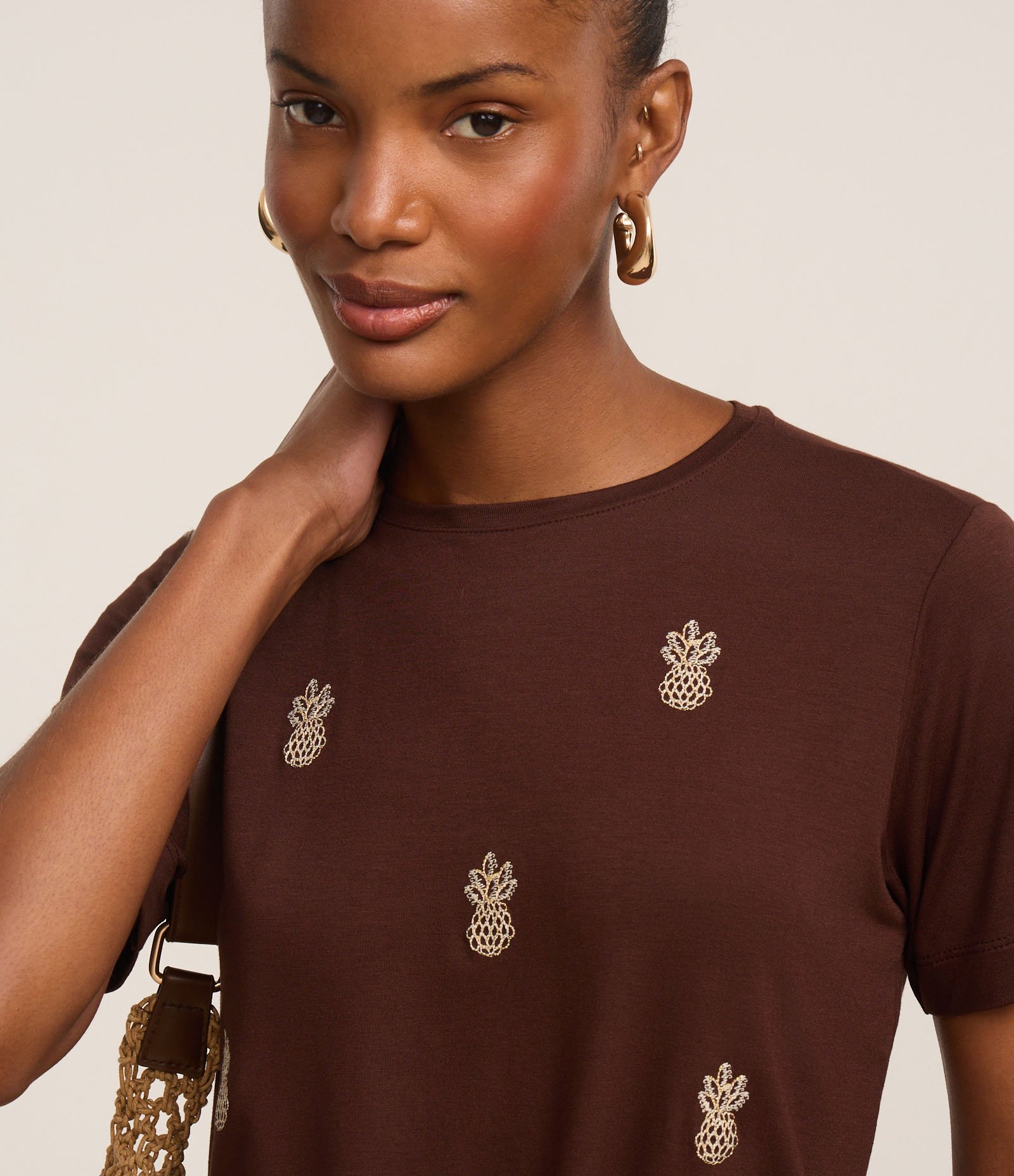 Blusa em Viscose com Bordados de Abacaxis Marrom 3