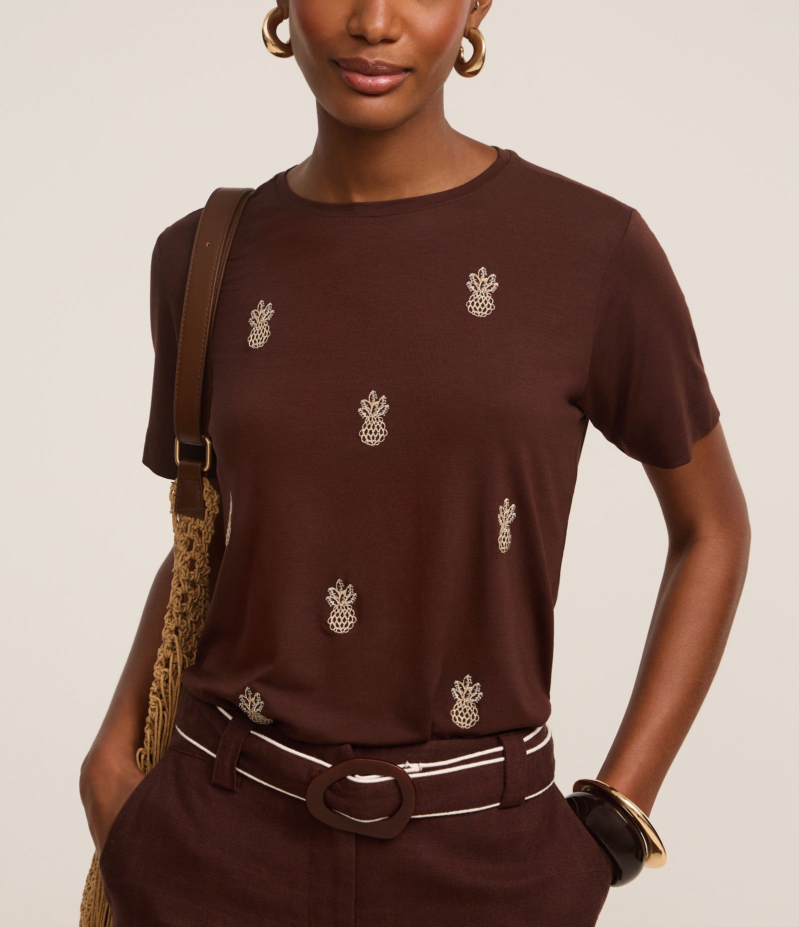 Blusa em Viscose com Bordados de Abacaxis Marrom 4