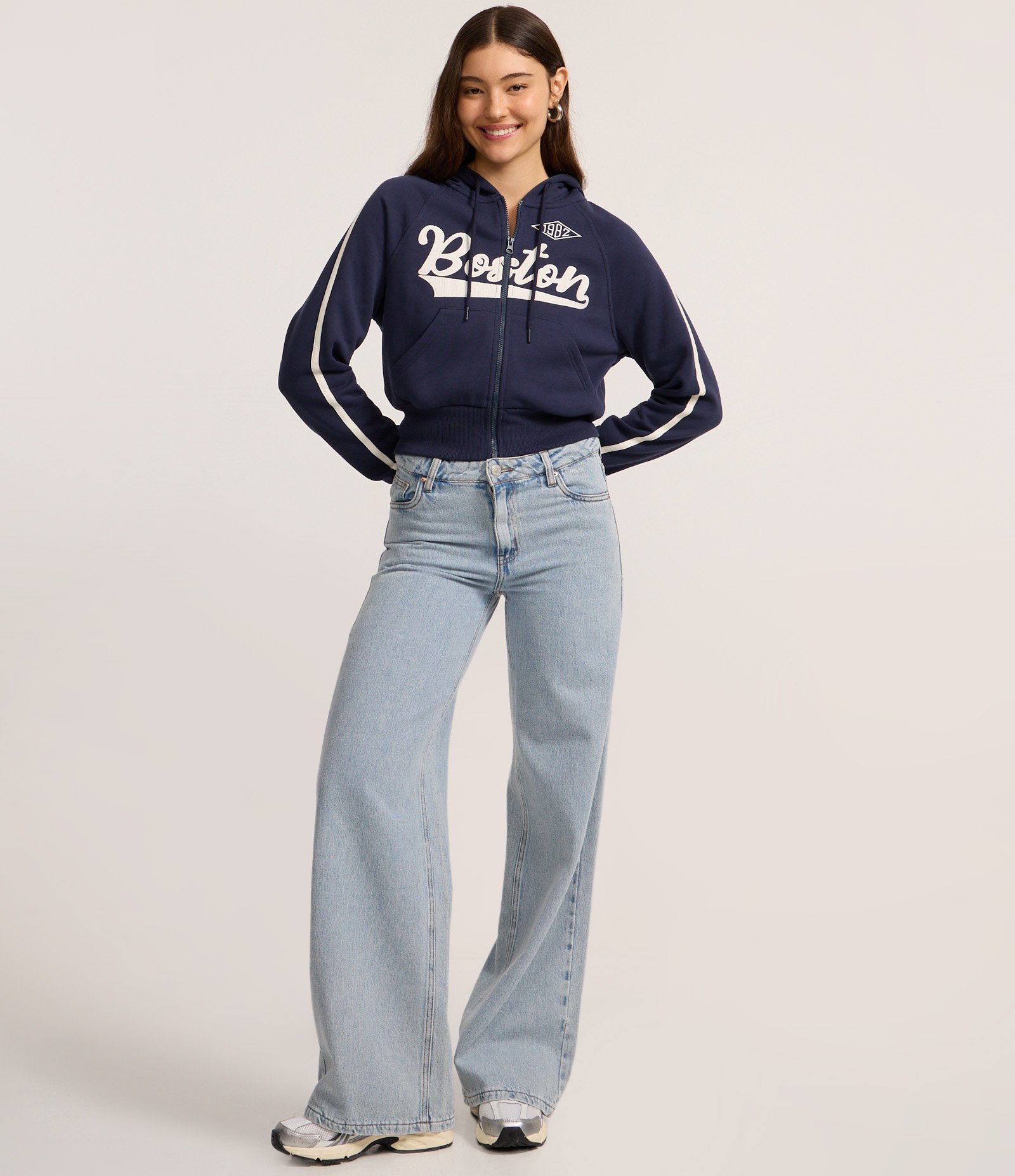 Casaco Cropped em Moletom com Felpa com Estampa Lettering Azul 2