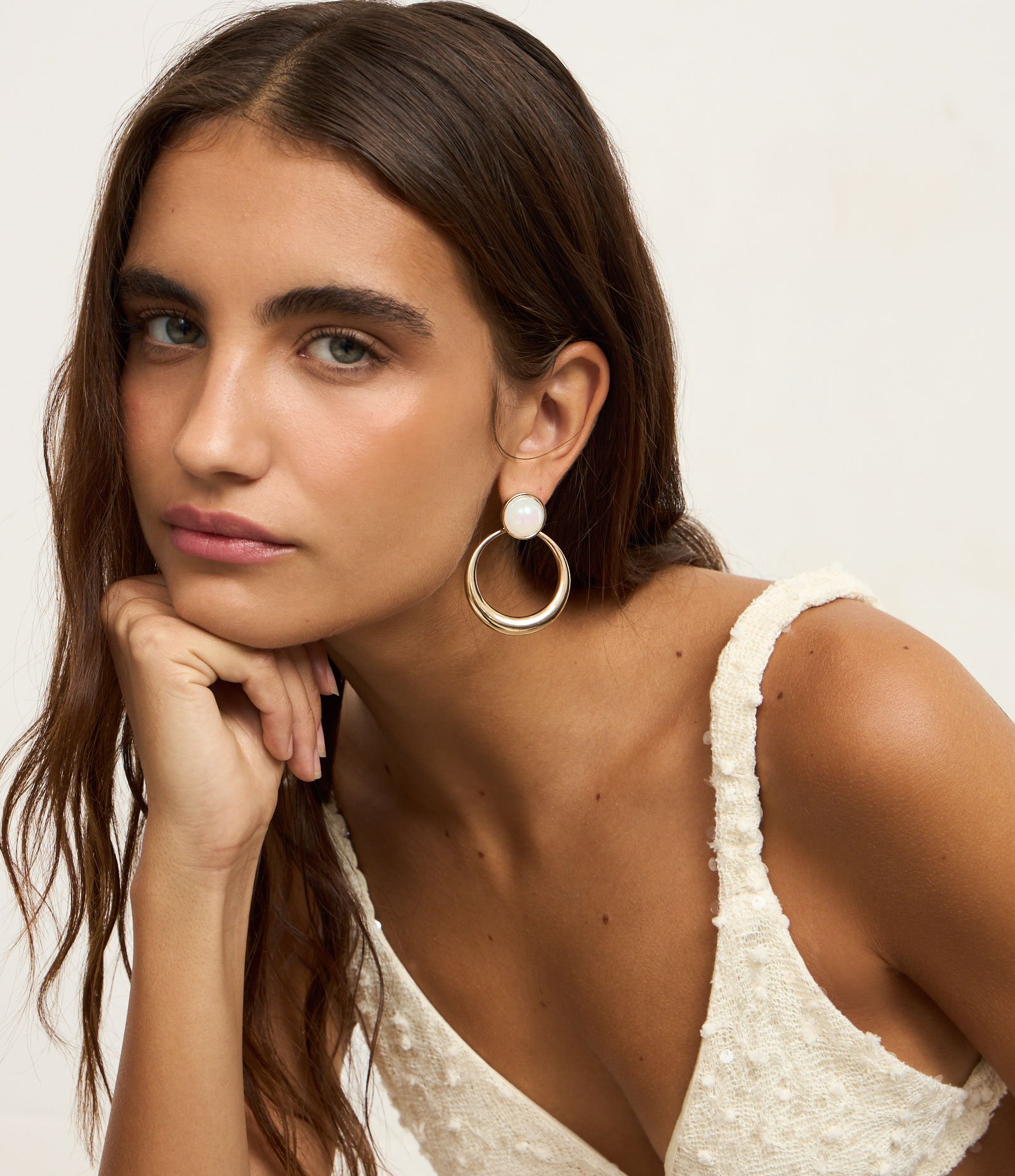 Brinco Argola com Base Resina Redoma e Pingente Frontal Off White 1