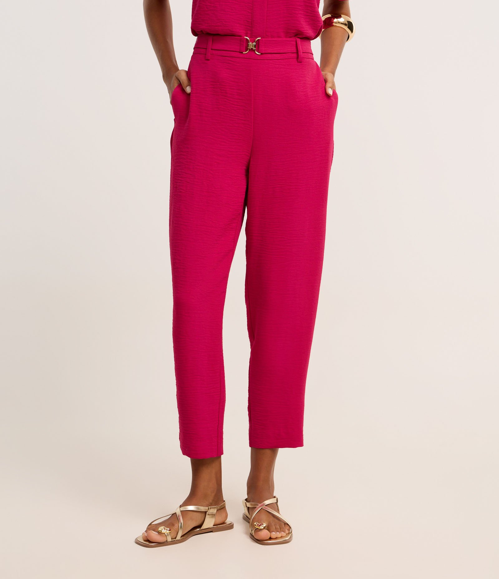 Calça Cenoura Cintura Alta em Airflow com Fivelas Metalizadas Rosa 3