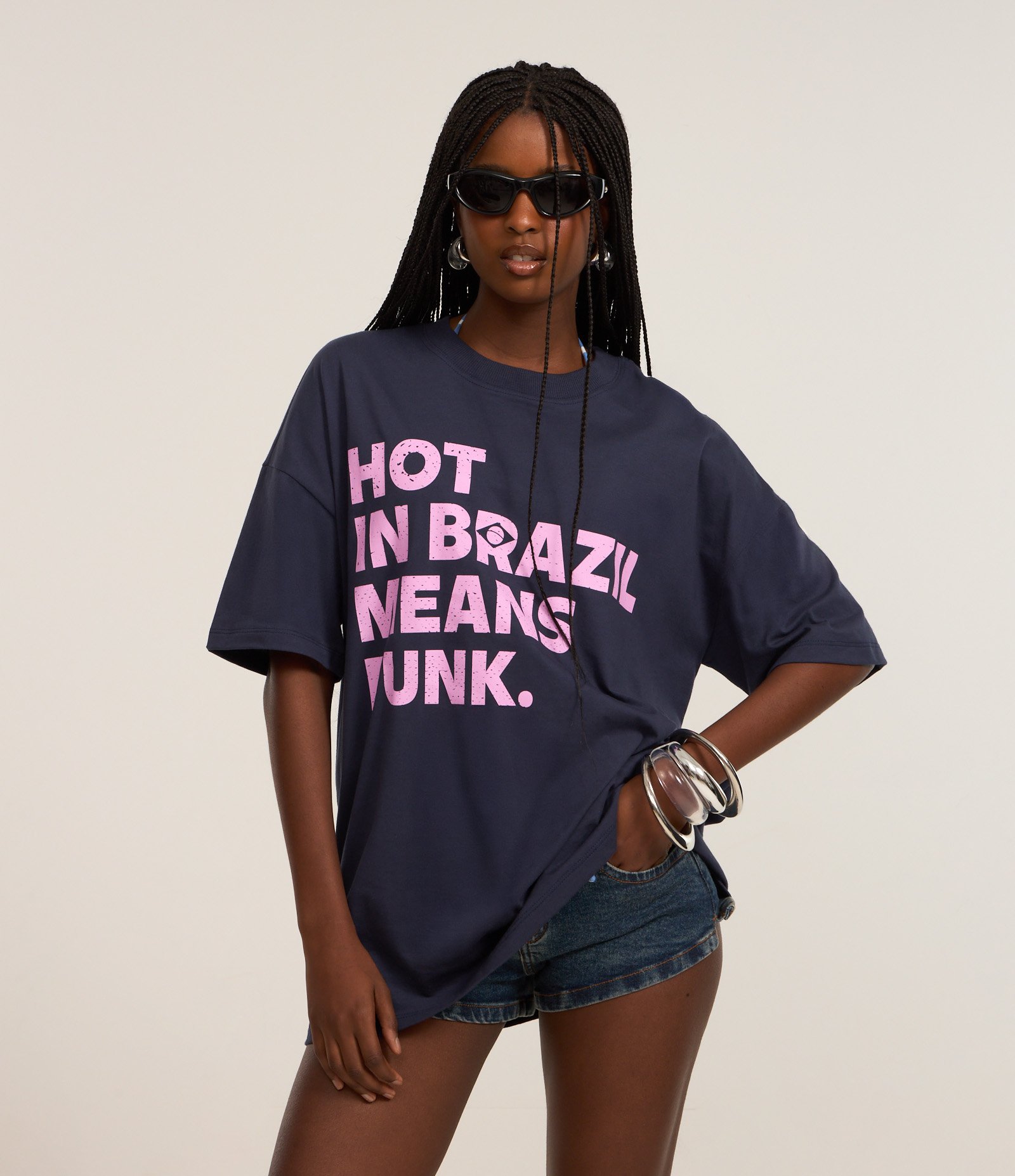 Camiseta Over em Algodão com Estampa Lettering Hot in Brazil means funk Azul 1