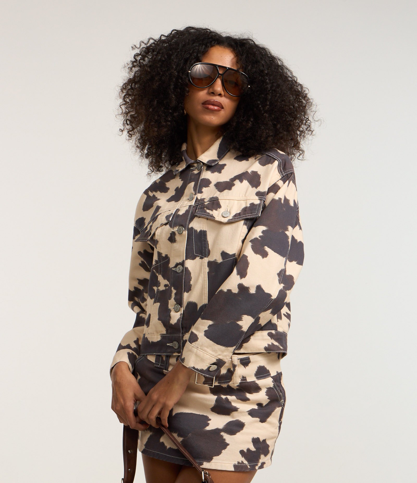 Jaqueta Trucker em Sarja Animal Print Vaca com Bolsos Bege 1
