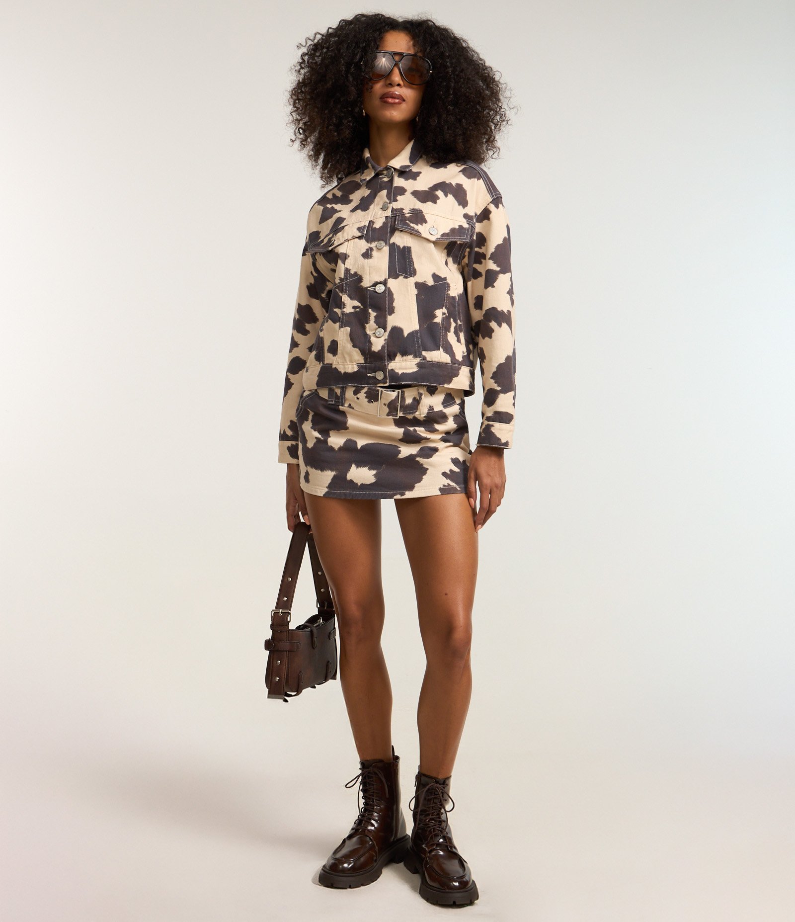 Jaqueta Trucker em Sarja Animal Print Vaca com Bolsos Bege 2