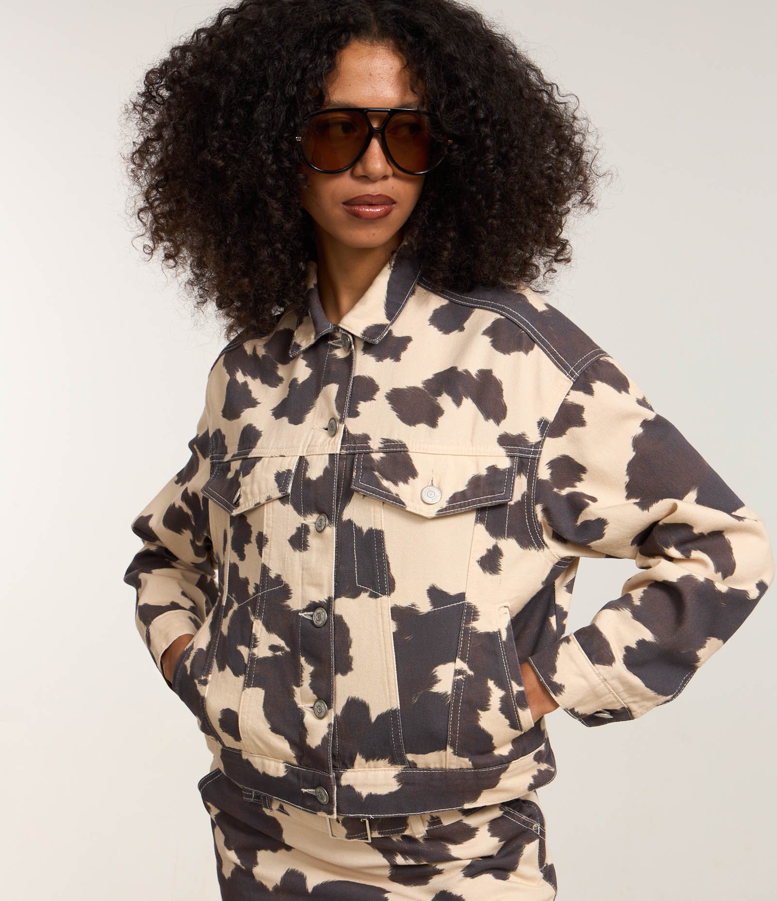 Jaqueta Trucker em Sarja Animal Print Vaca com Bolsos Bege 3