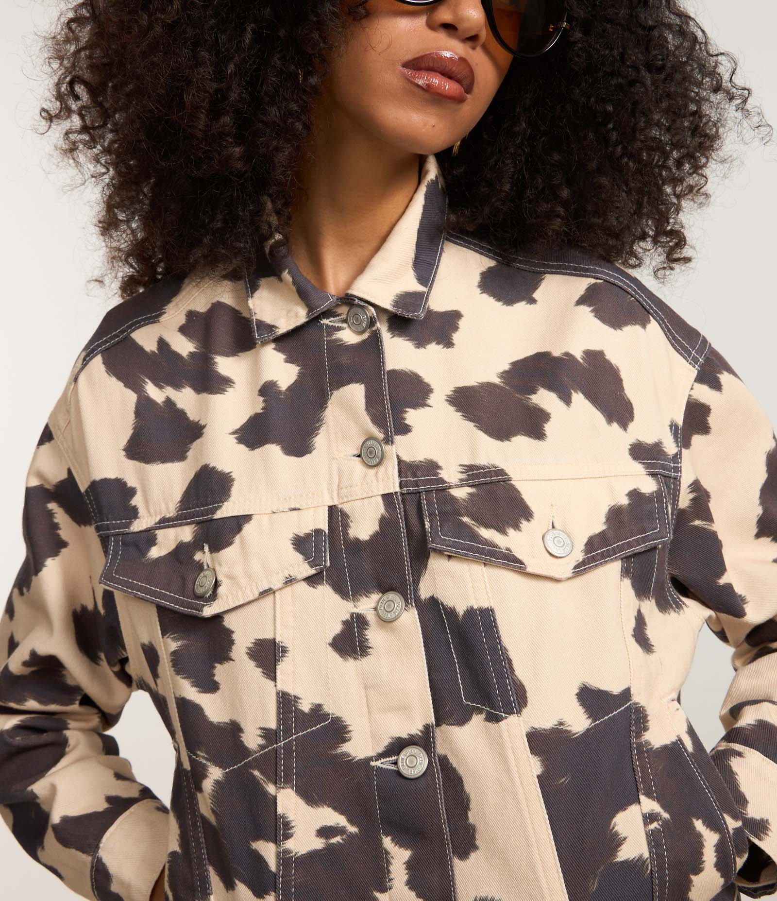 Jaqueta Trucker em Sarja Animal Print Vaca com Bolsos Bege 4