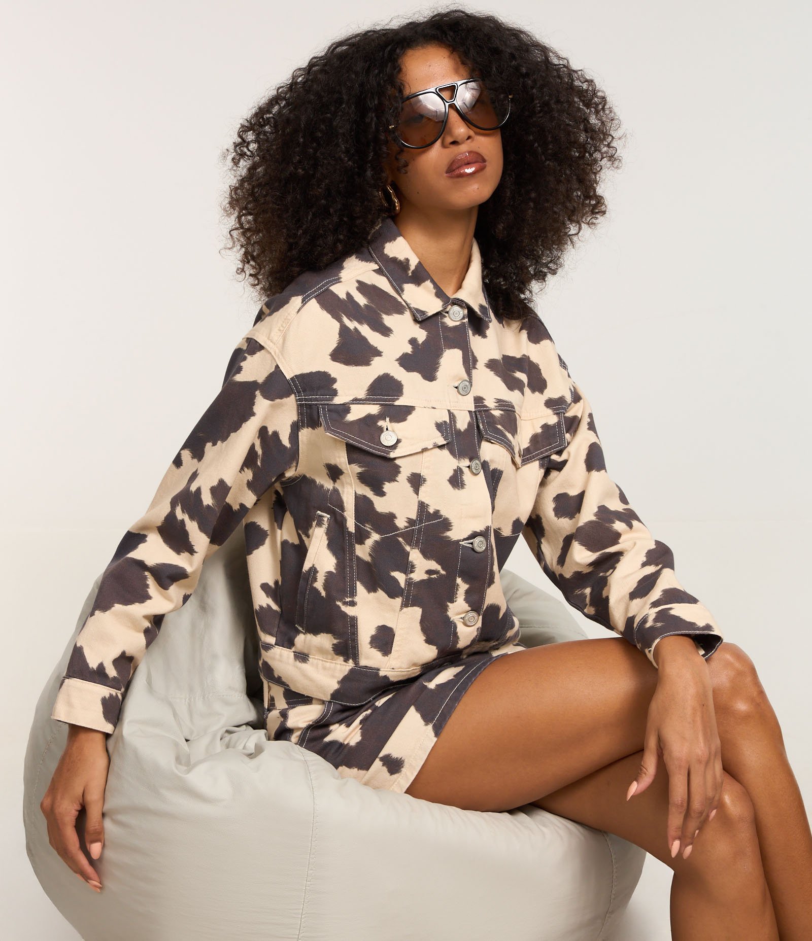 Jaqueta Trucker em Sarja Animal Print Vaca com Bolsos Bege 5