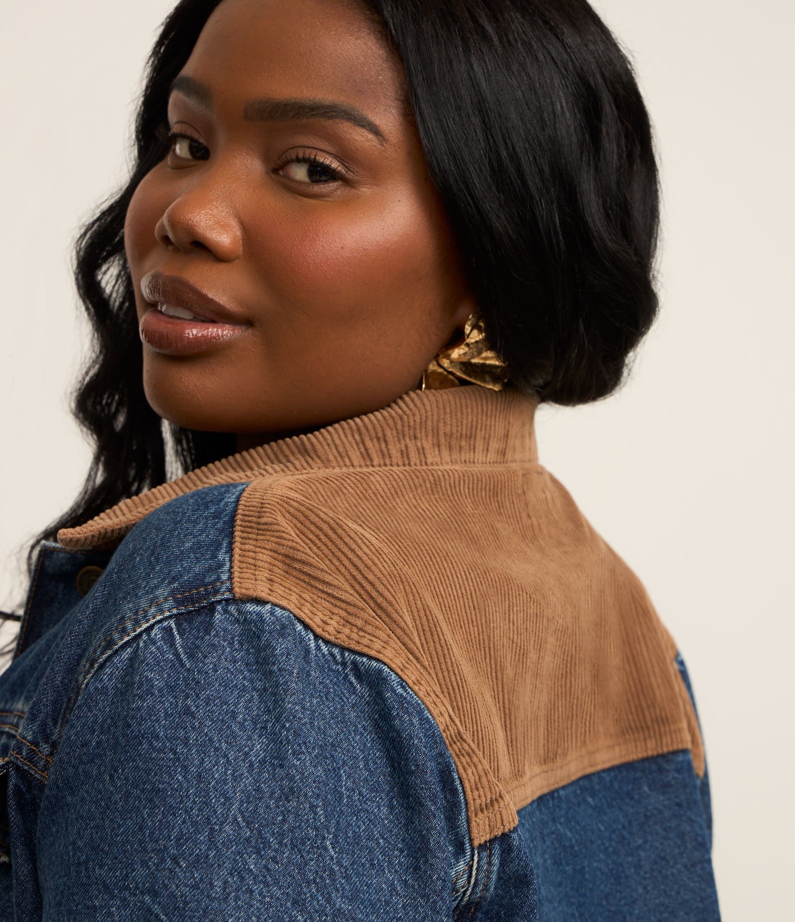 Jaqueta Jeans com Recortes e Gola Contrastante Curve & Plus Size Azul 2