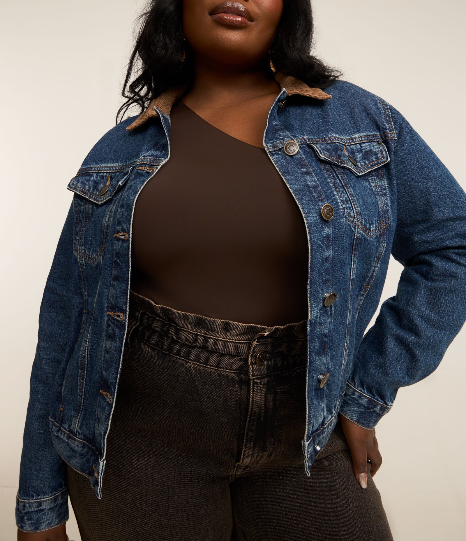 Jaqueta Jeans com Recortes e Gola Contrastante Curve & Plus Size Azul 4