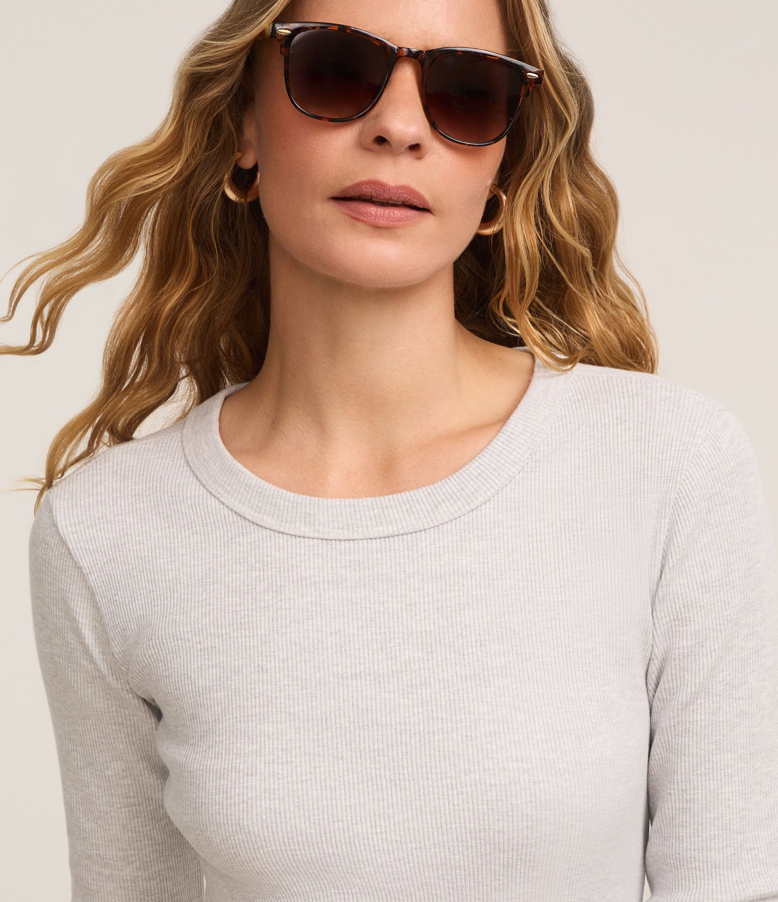 Blusa Básica com Gola Redonda Cinza 3