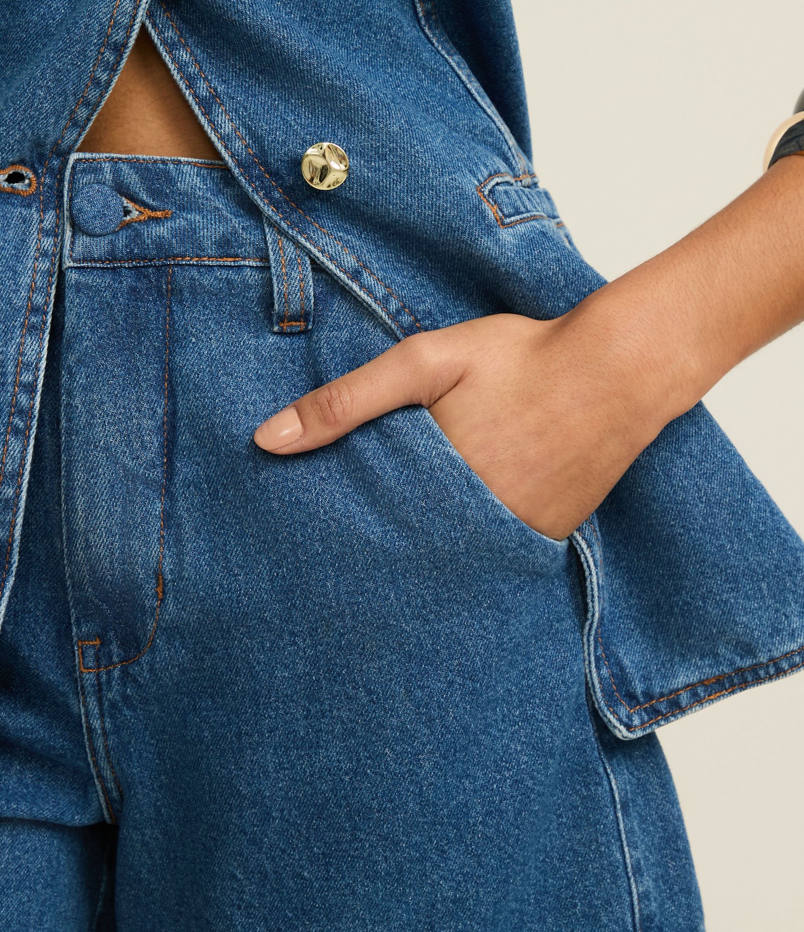 Short Mom em Jeans com Cós Alfaiatado e Botão Forrado Azul 4