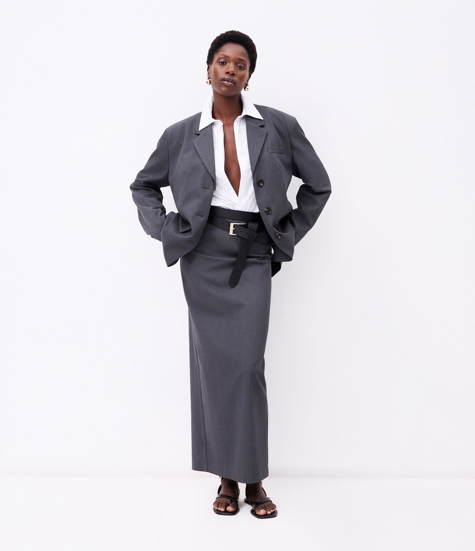 Saia Midi Reta com Corte Alfaiatado e Fenda Cinza 2