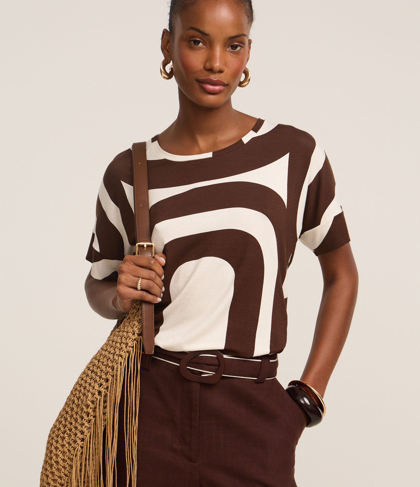 Blusa em Viscose com Manga Recortada e Estampa Geométrica Marrom/Off White 1