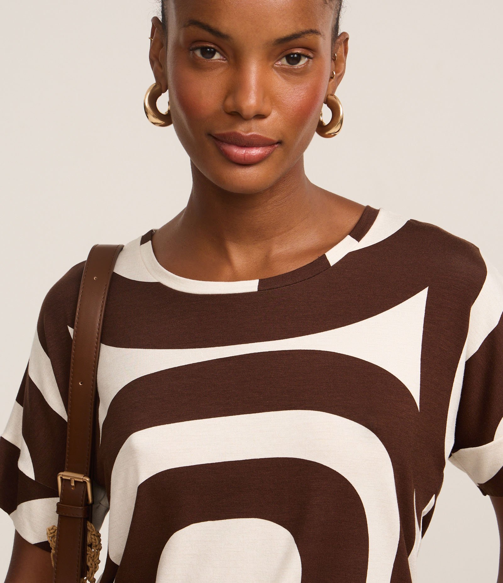 Blusa em Viscose com Manga Recortada e Estampa Geométrica Marrom/Off White 3