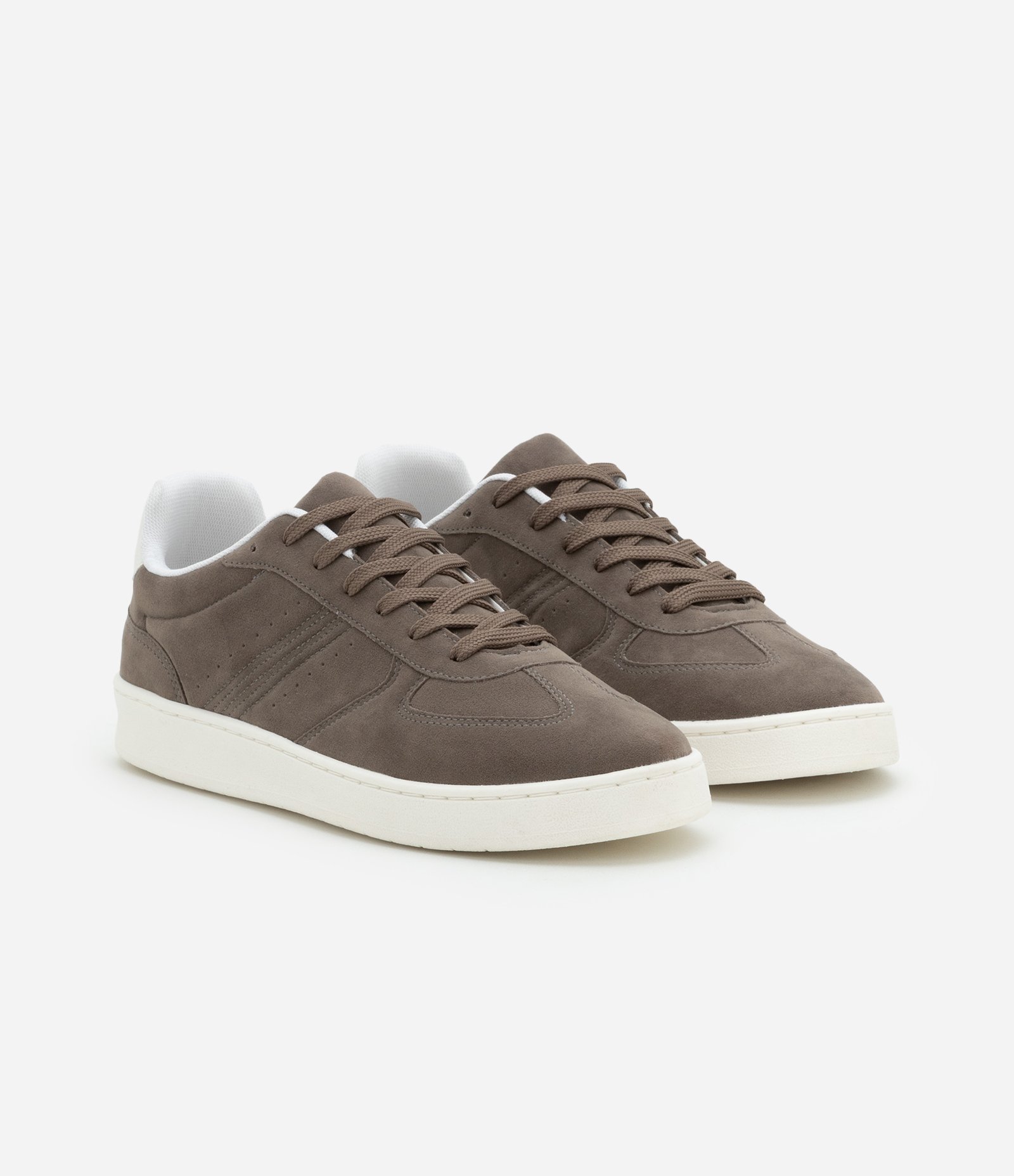 Tênis com Efeito Camurça Solado Contrastante e Recortes Cinza 2