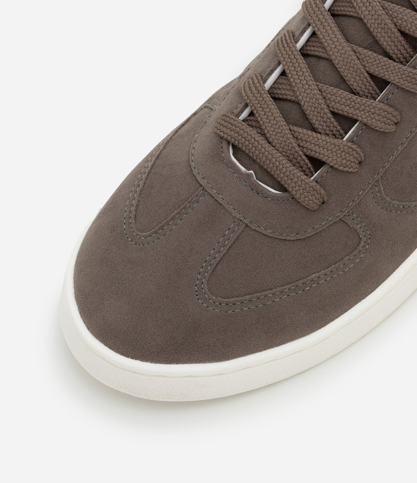 Tênis com Efeito Camurça Solado Contrastante e Recortes Cinza 4