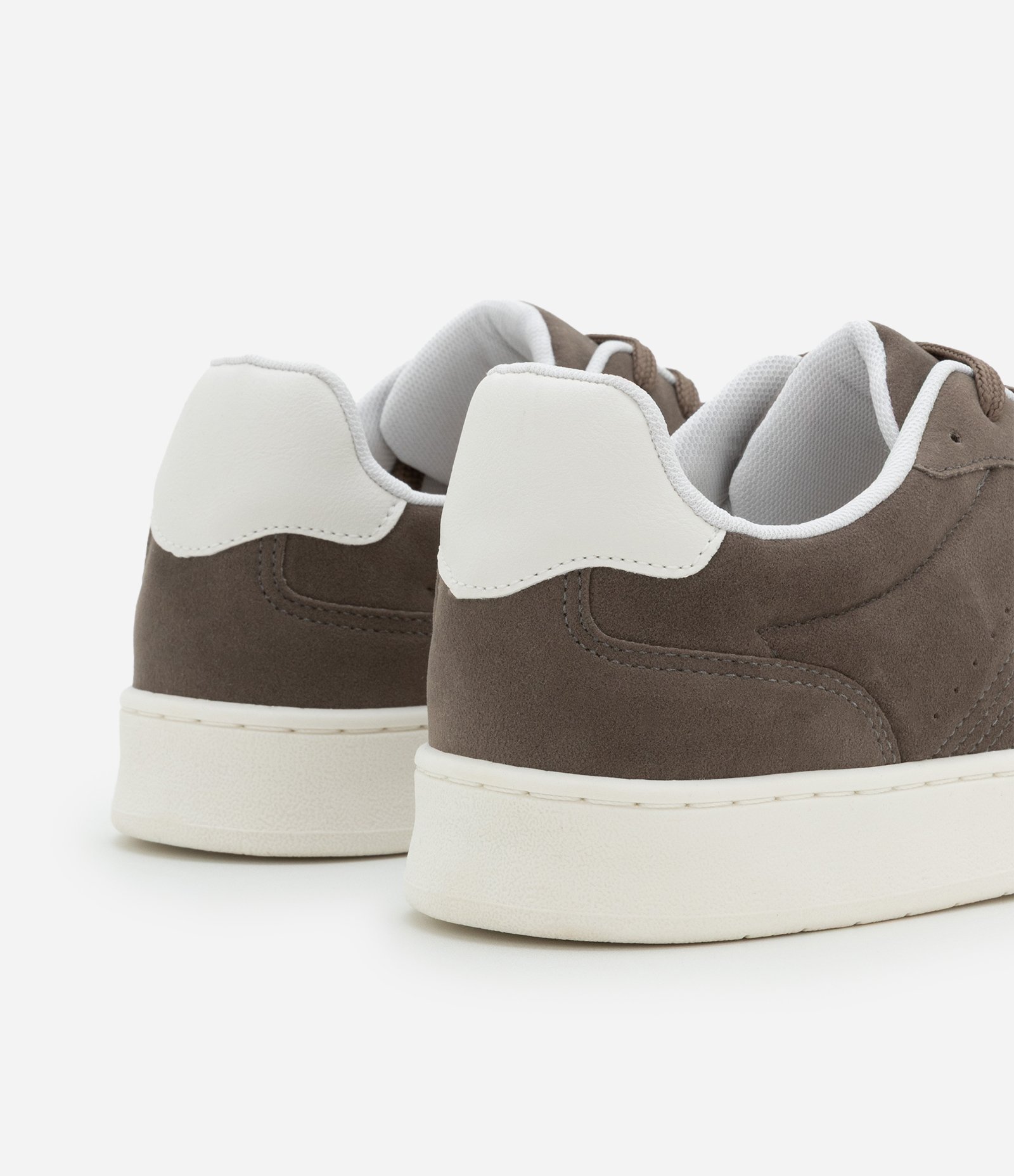 Tênis com Efeito Camurça Solado Contrastante e Recortes Cinza 5