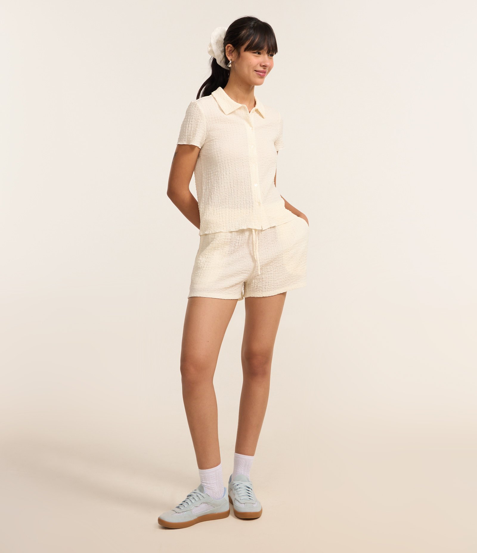 Camisa Texturizada em Cambraia com Frufru na Manga Off White 2