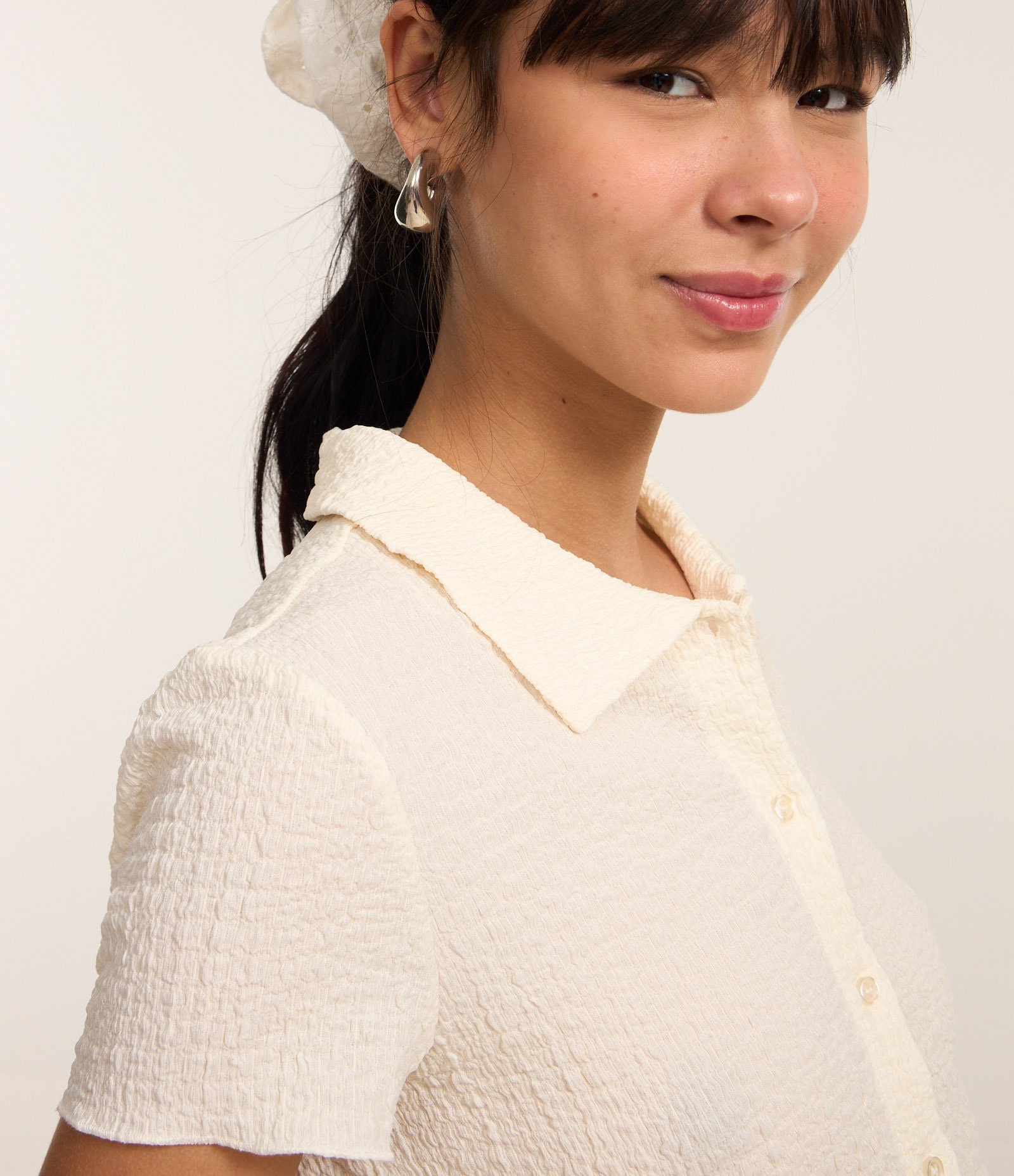 Camisa Texturizada em Cambraia com Frufru na Manga Off White 3
