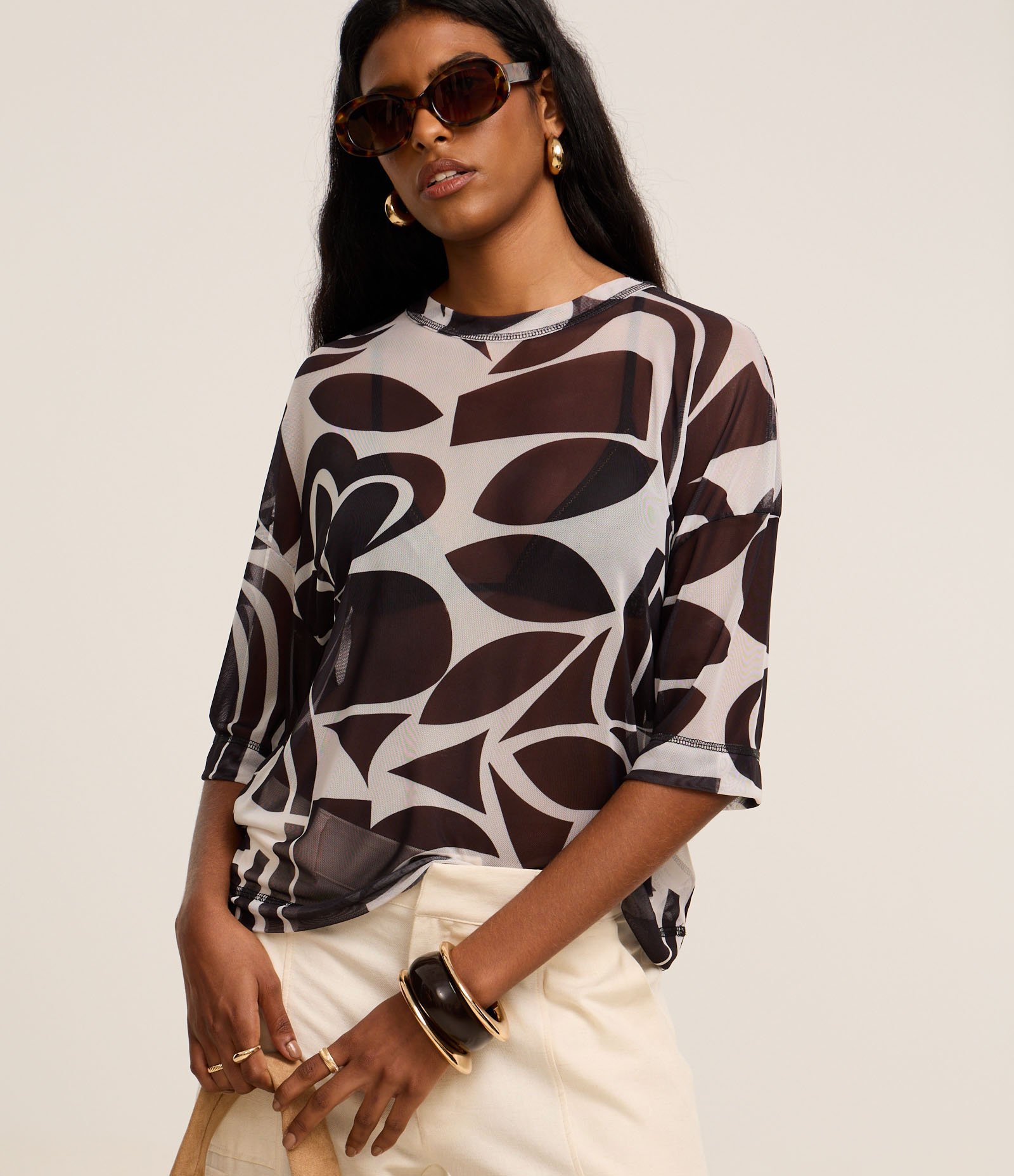 Blusa em Tule com Costura Aparente e Estampa Abstrata Preto/Branco 2