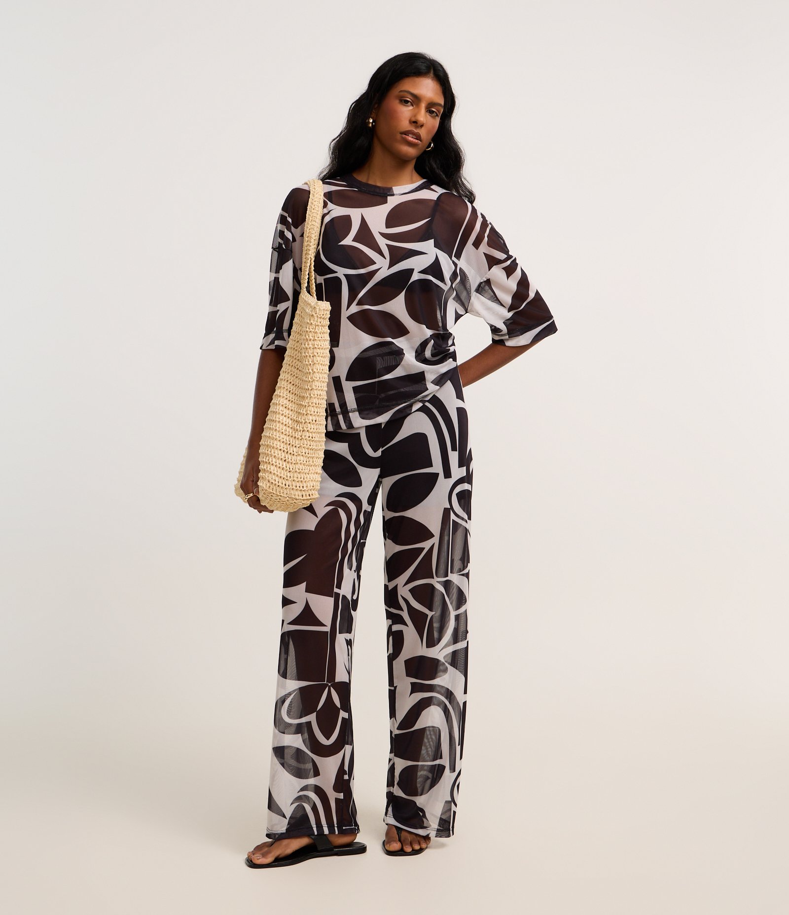 Blusa em Tule com Costura Aparente e Estampa Abstrata Preto/Branco 4