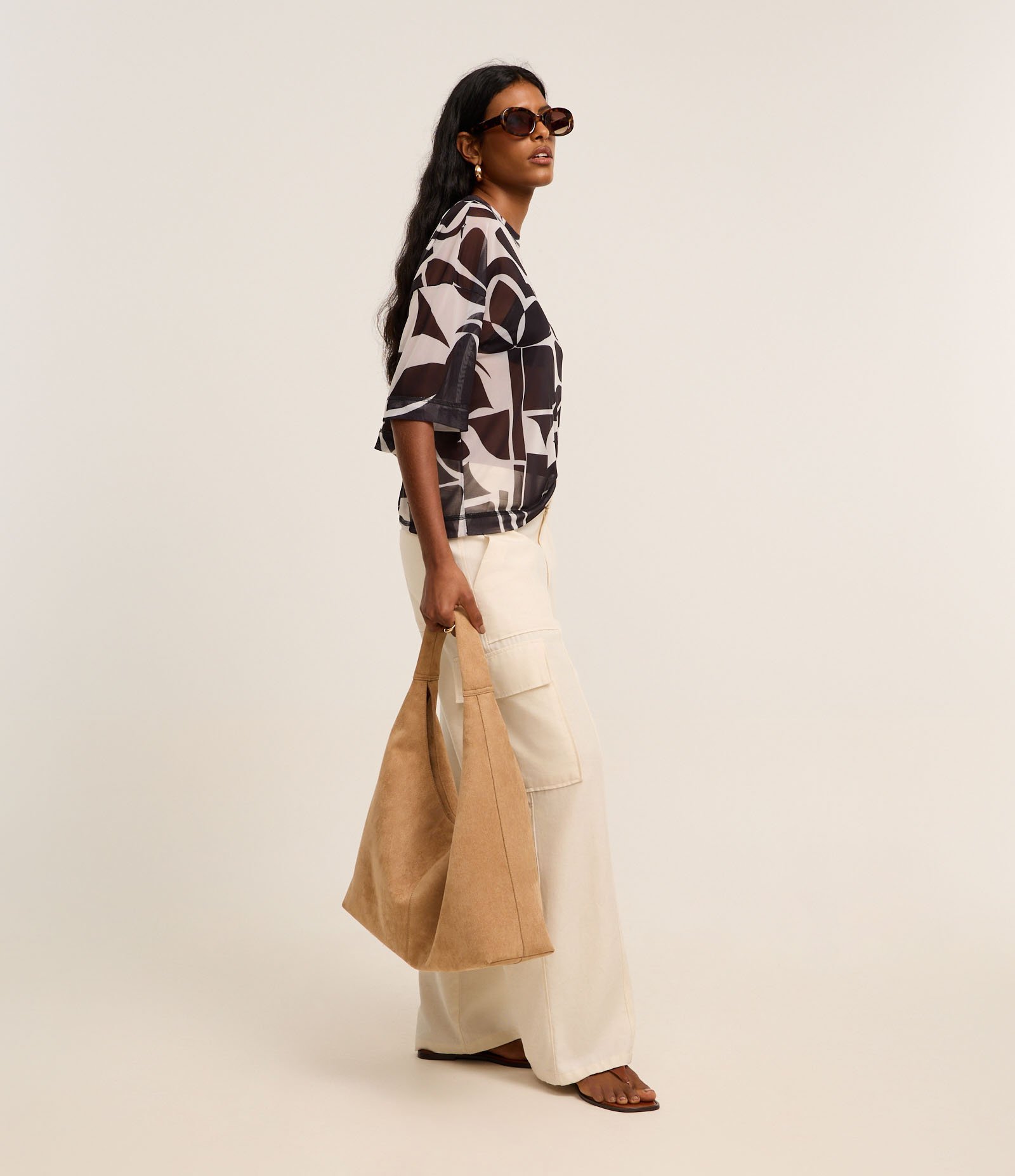 Blusa em Tule com Costura Aparente e Estampa Abstrata Preto/Branco 5