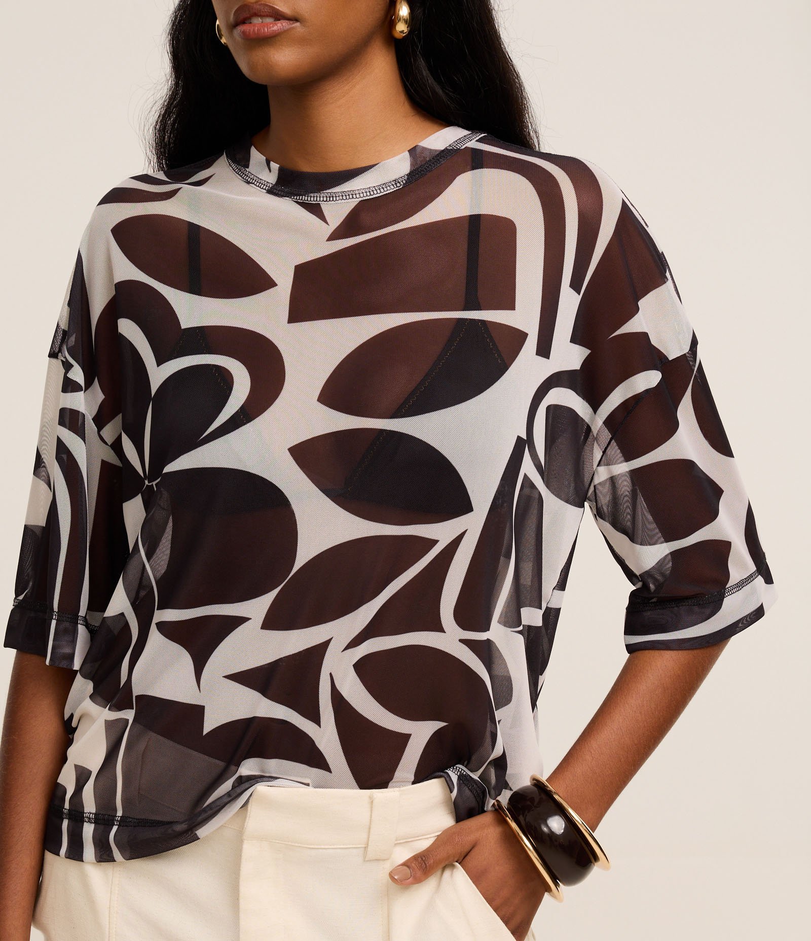 Blusa em Tule com Costura Aparente e Estampa Abstrata Preto/Branco 6