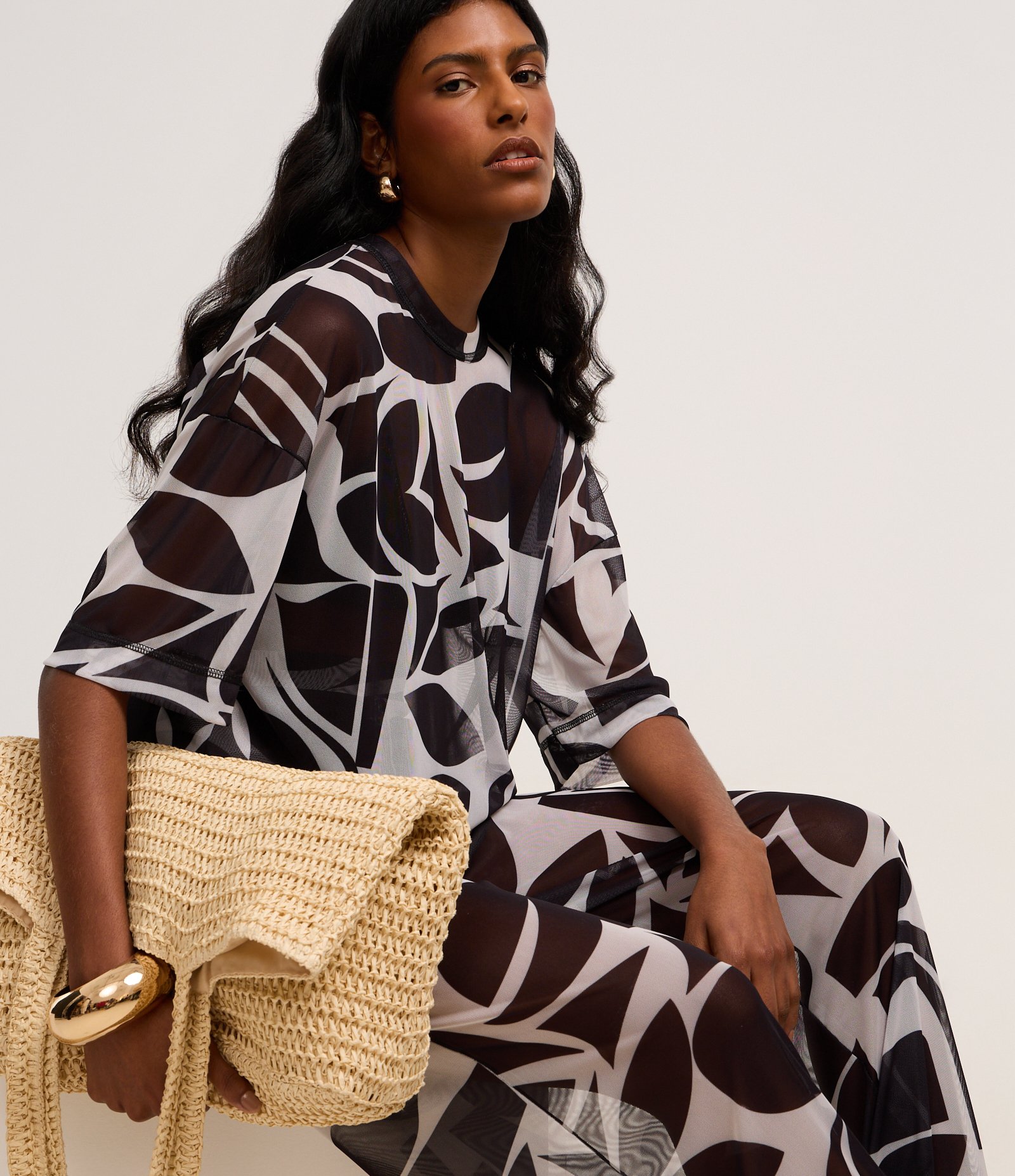 Blusa em Tule com Costura Aparente e Estampa Abstrata Preto/Branco 7