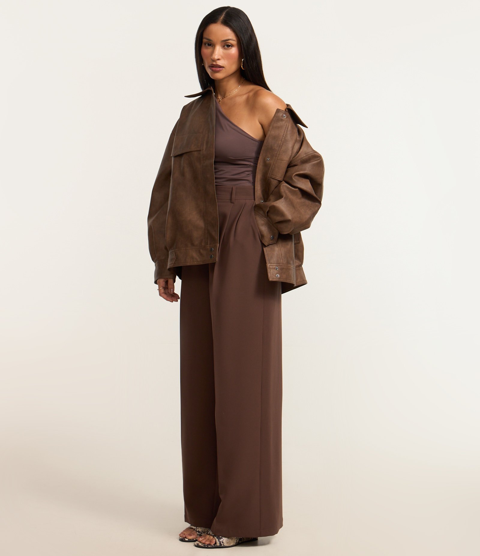 Blusa Ombro Só em Jersey com Barra Assimétrica e Franzidos Marrom 2