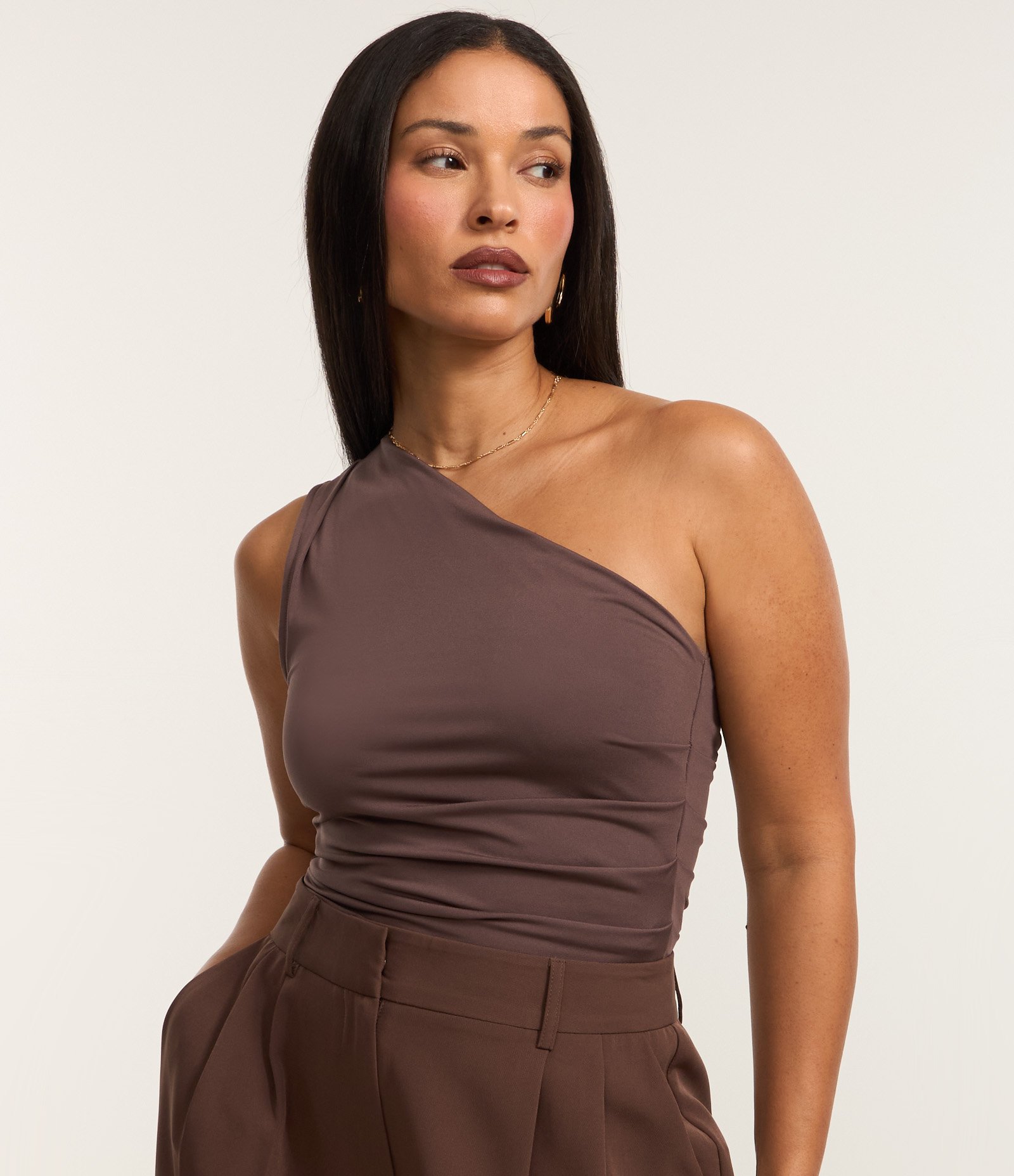 Blusa Ombro Só em Jersey com Barra Assimétrica e Franzidos Marrom 3