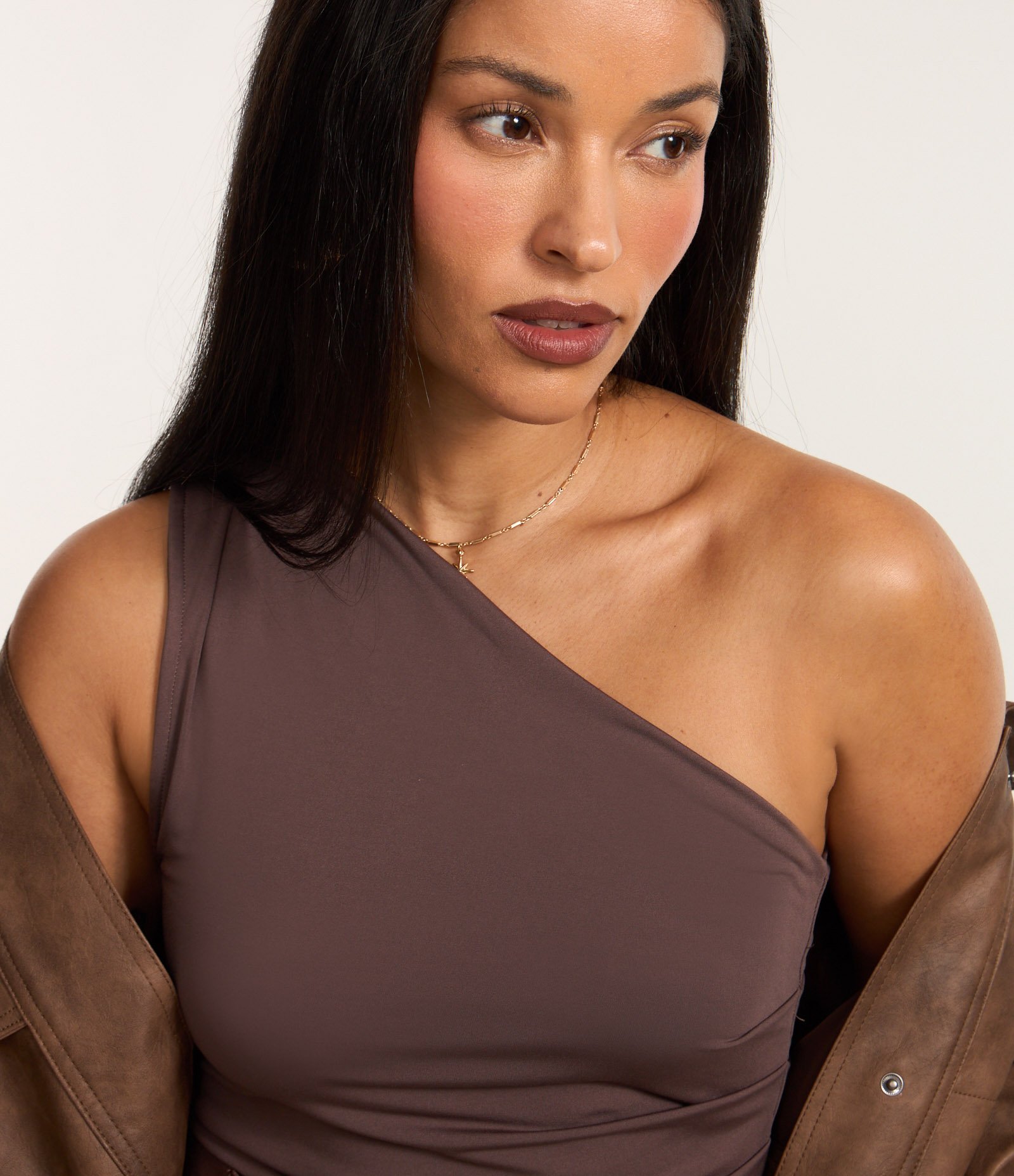 Blusa Ombro Só em Jersey com Barra Assimétrica e Franzidos Marrom 4