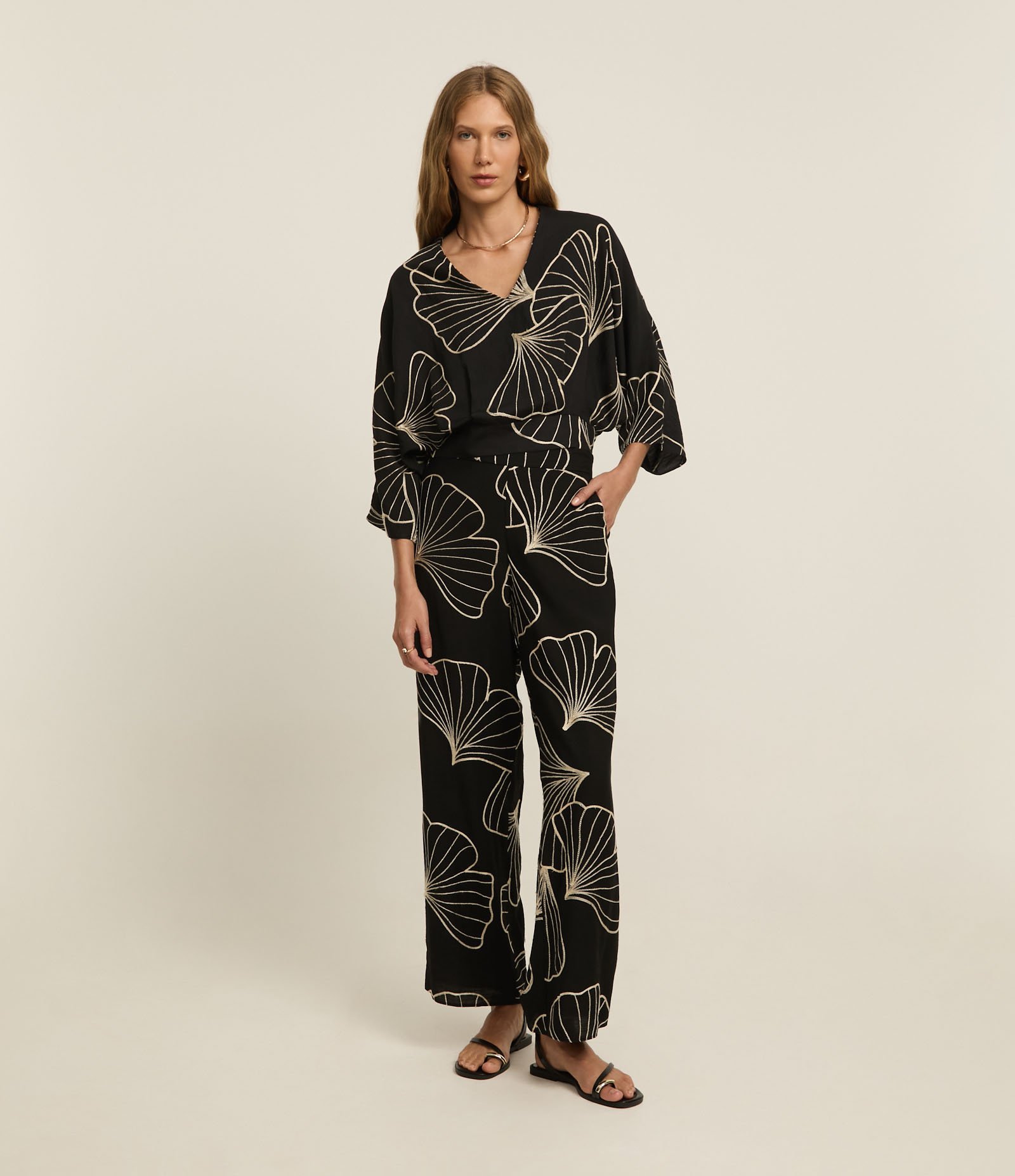Calça Wide Leg em Viscose com Bordado Folhagem Preto 1