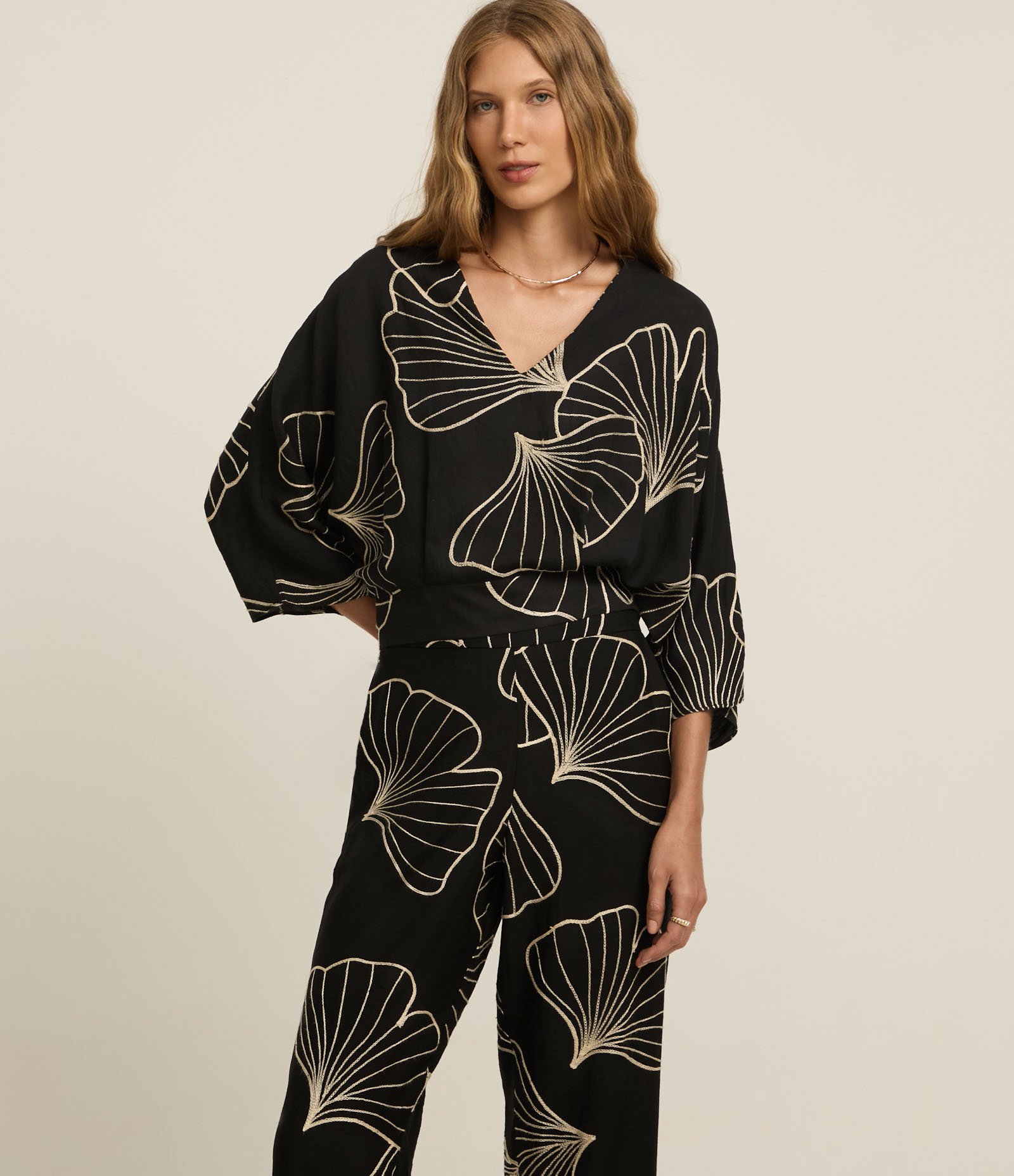 Calça Wide Leg em Viscose com Bordado Folhagem Preto 2